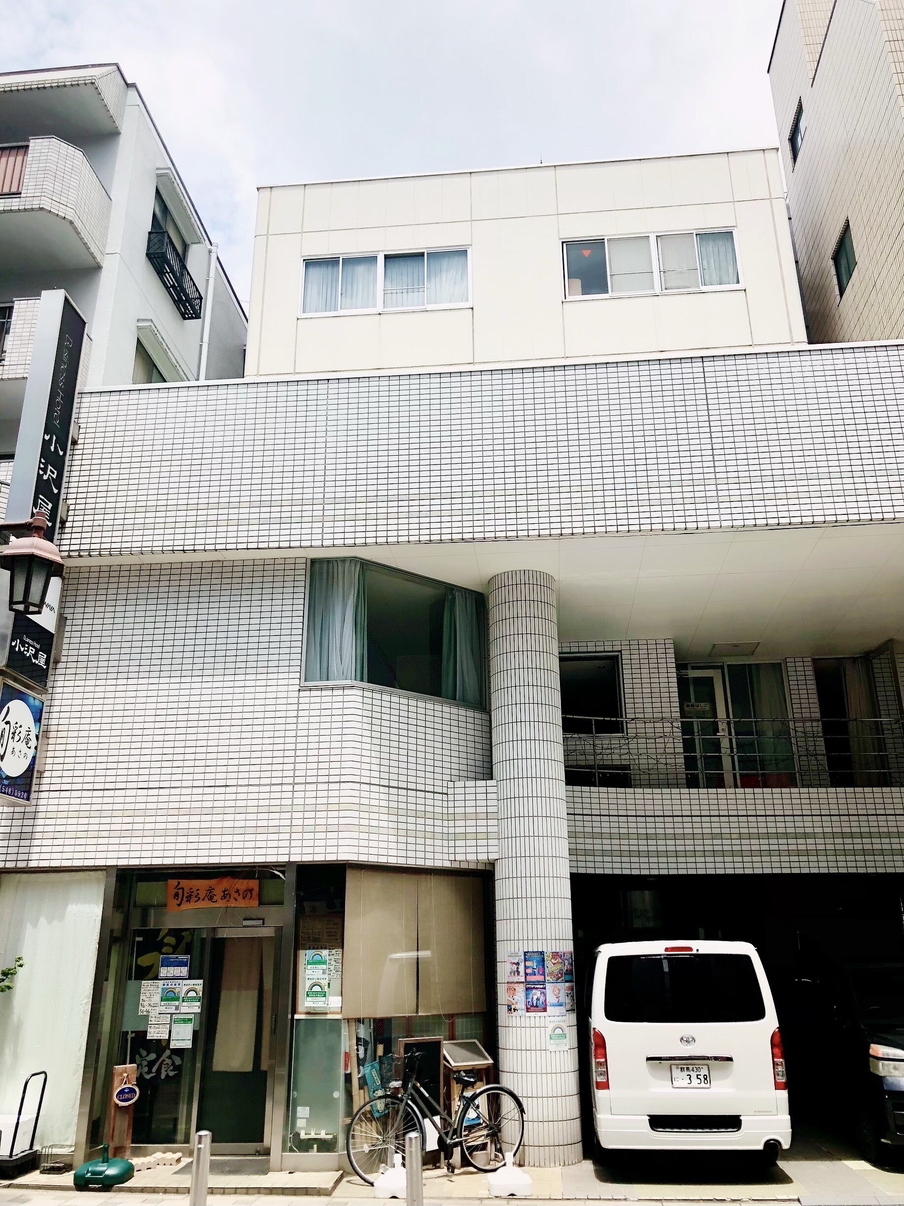 2 minutes walk from the south exit of Tachikawa Station♪ We can also store your luggage before and after check-in.