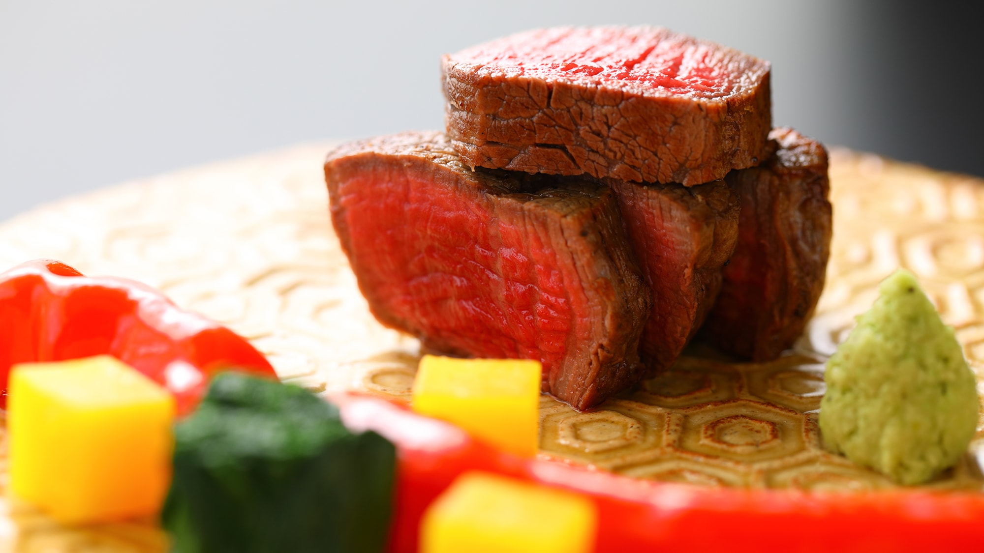 [Contoh Kaiseki] Daging sapi merek Oita, steak daging sapi Bungo dengan sayuran Yufuin dalam saus buatan sendiri.
