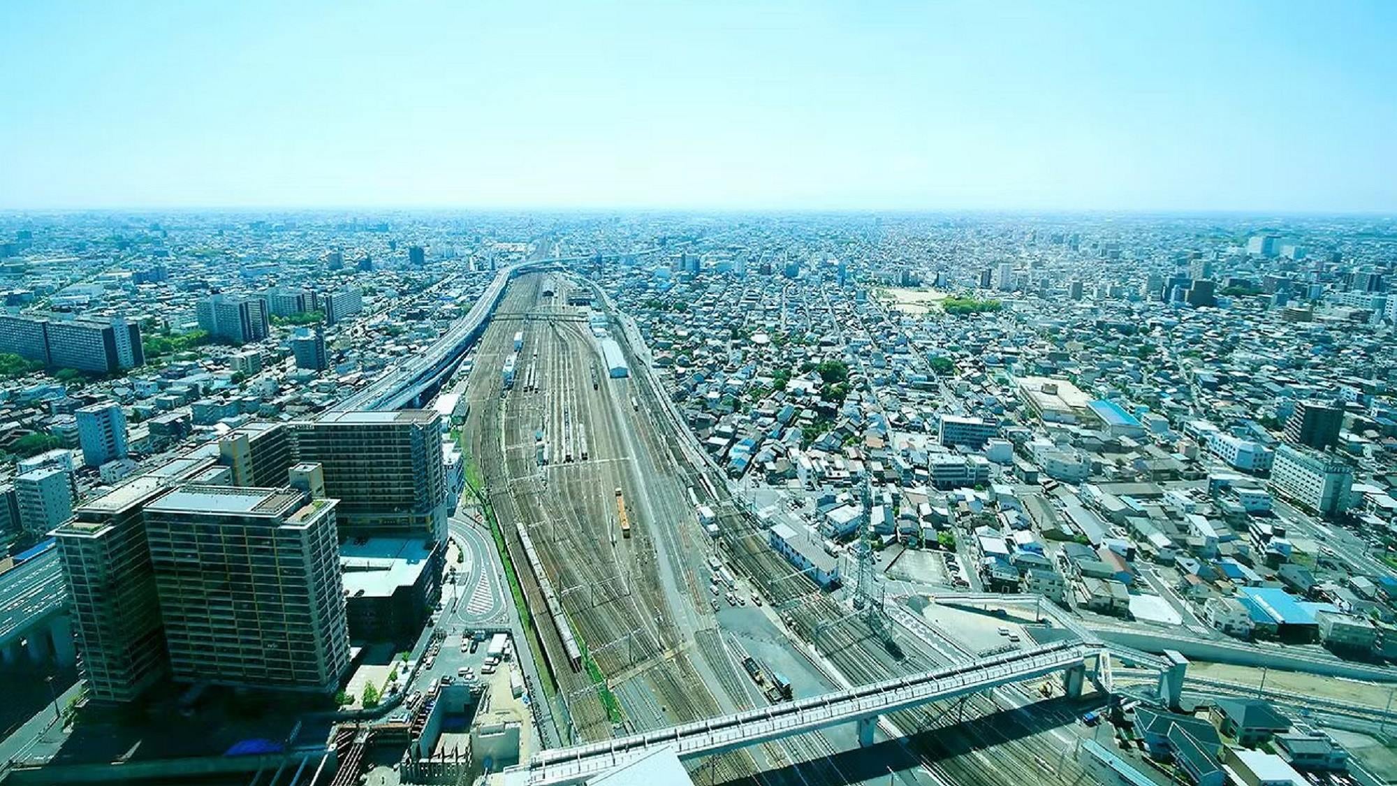 <View from the hotel (towards Nagoya rolling stock area, daytime)> A train view with different characteristics depending on the direction.