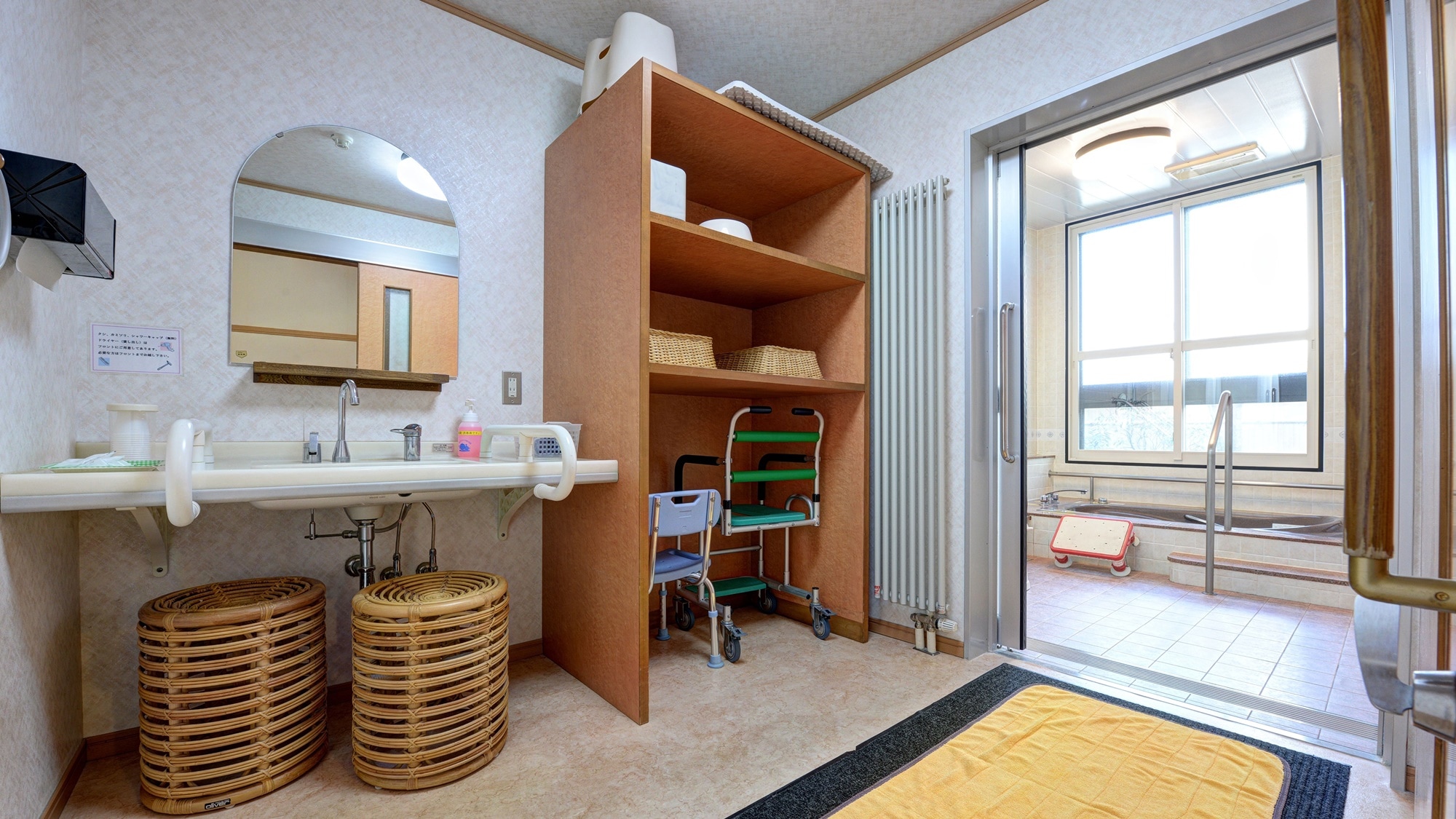 * [1F Barrier-free Japanese-Western room, washroom and bath] Spacious and clean barrier-free washroom and bath