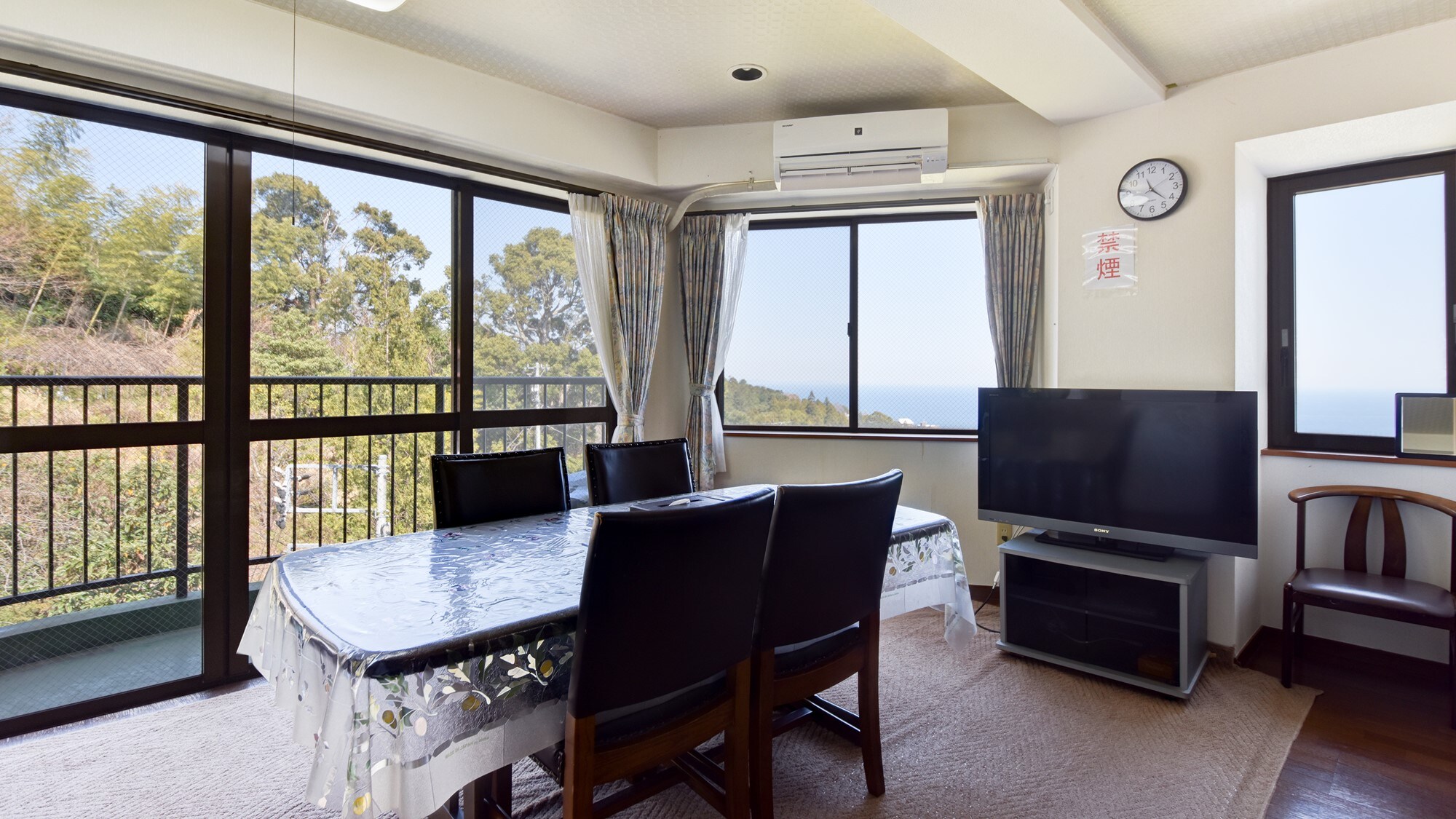 *Example of a guest room: 3LDK guest room in the main building. You can enjoy a panoramic view of the ocean and mountains from this room.