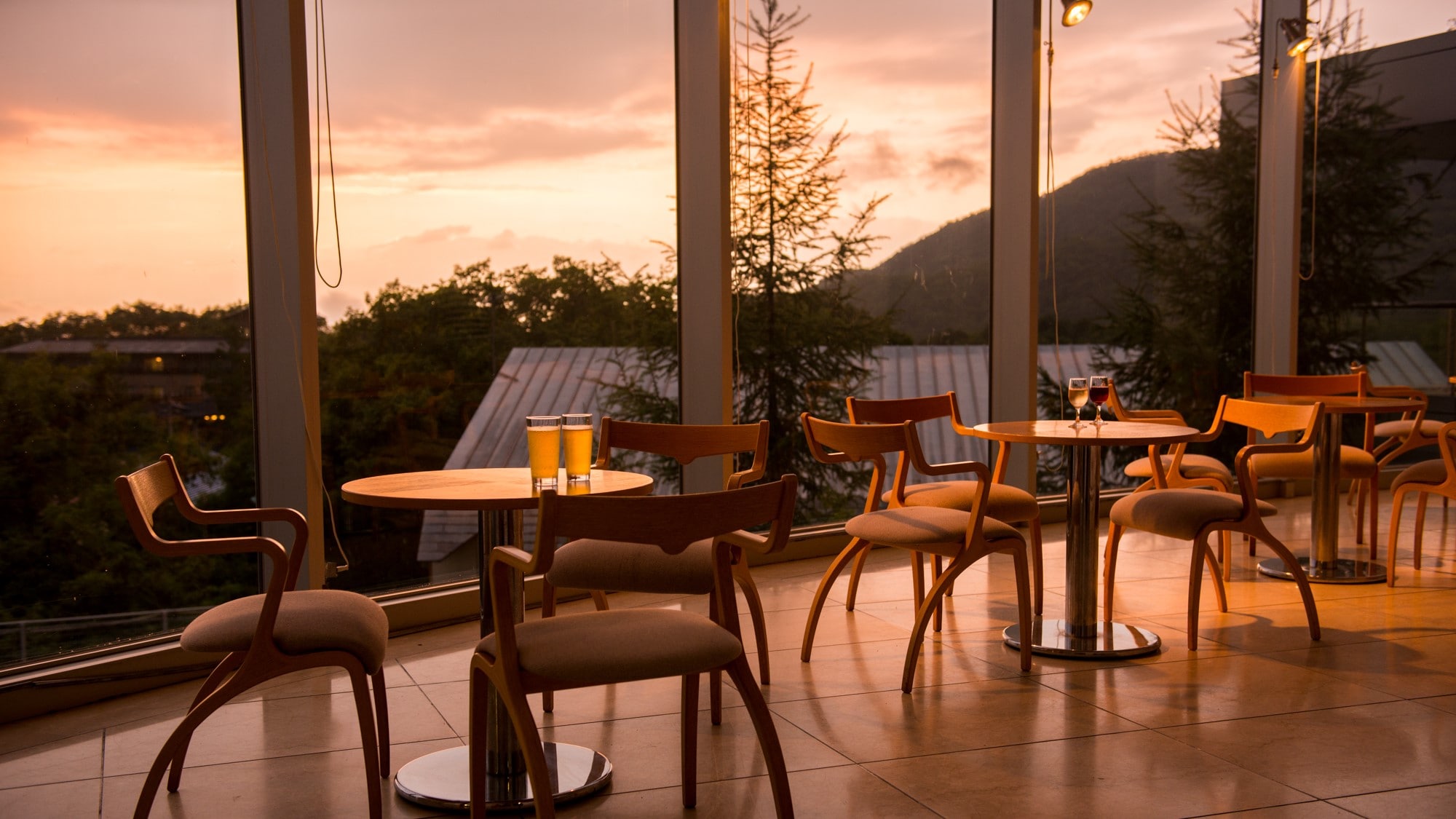 [Lounge "Hillside Terrace"] A space that makes you feel luxurious as if you were looking at a single painting.