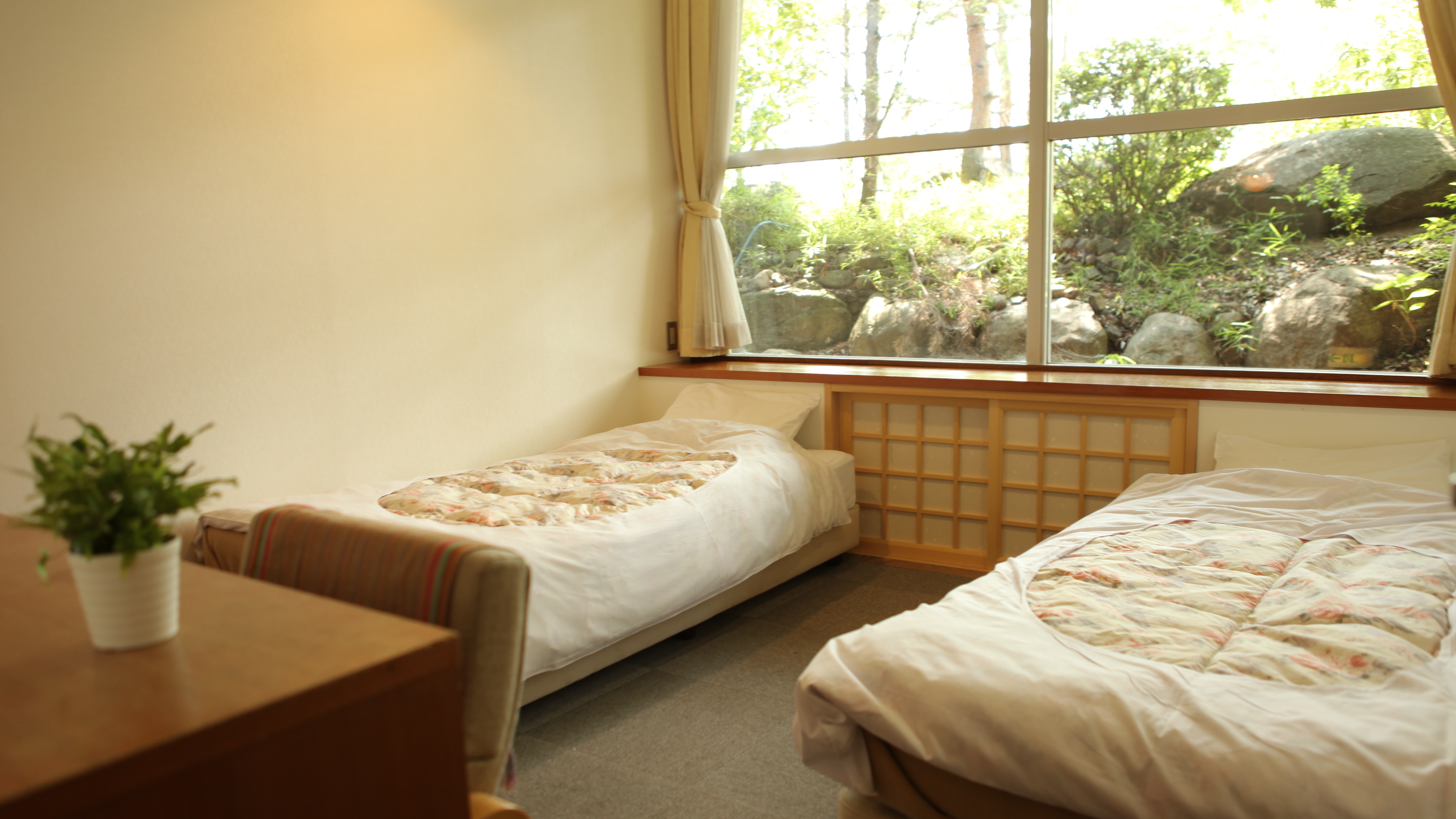 The room is refreshing with light coming in through the large windows, and there is a large communal bath right in front of you, so you can spend your time conveniently and comfortably.