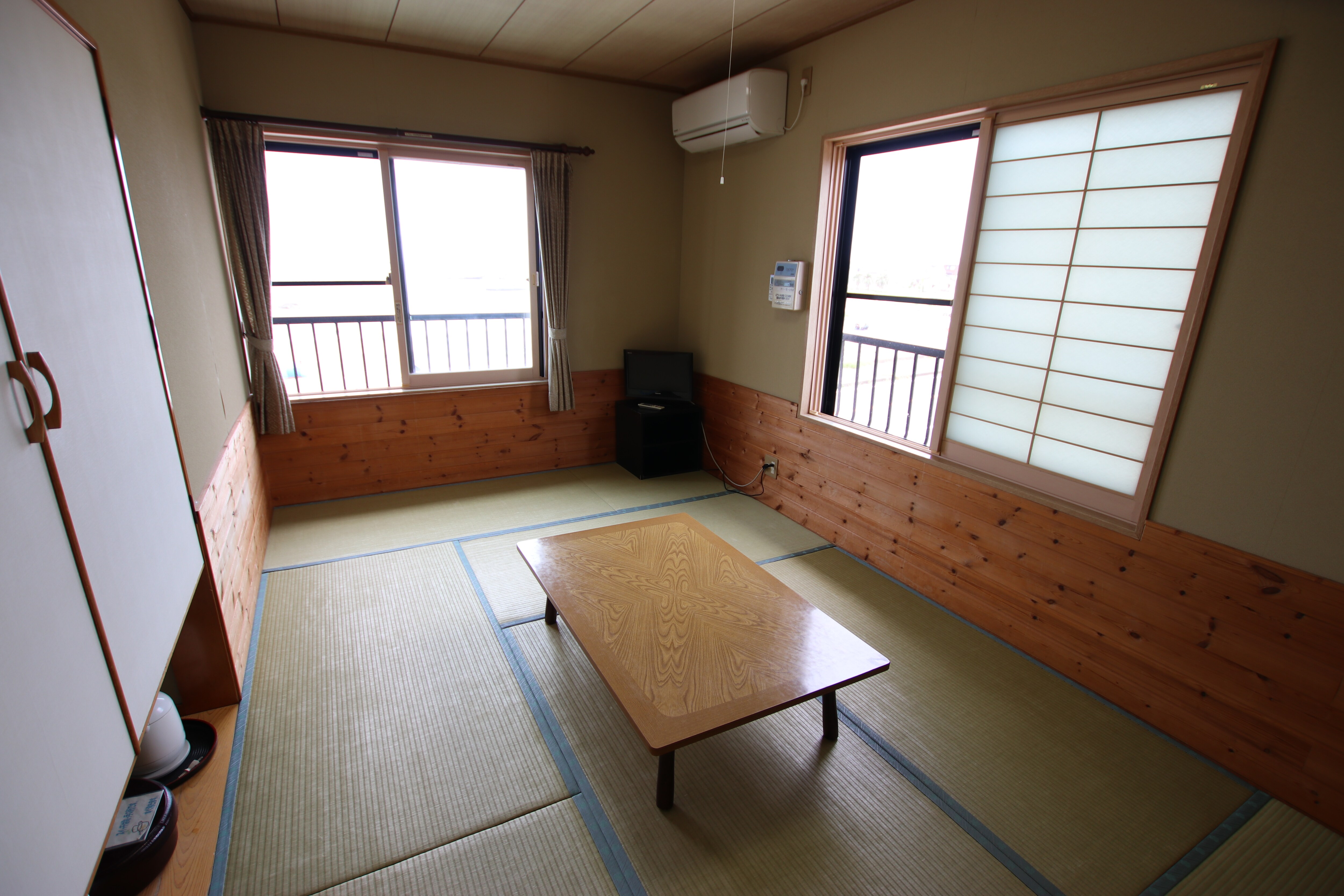 Japanese-style room with a view of the sea