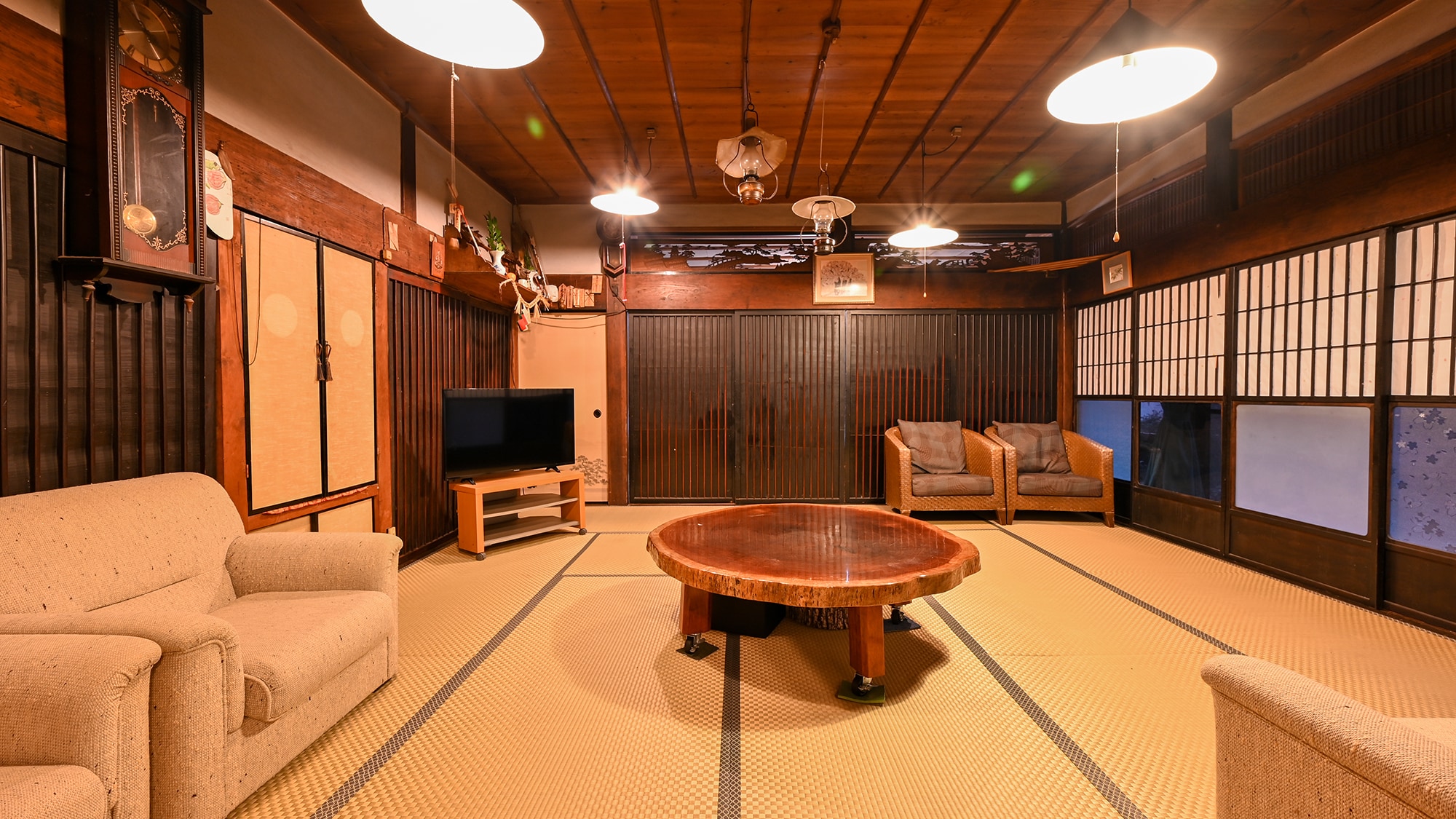 * [Japanese-style room with 26 tatami mats (large hall)] This is the largest Japanese-style room at our inn, with 26 tatami mats, and you can feel the charm of age and the warmth of wood.