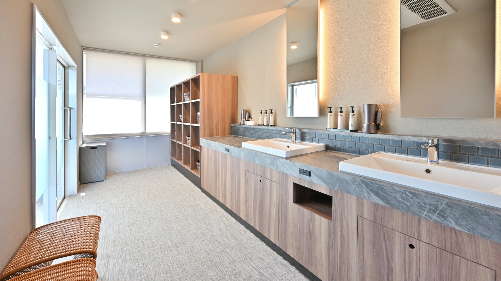 [Dressing room space] A clean and spacious changing room.