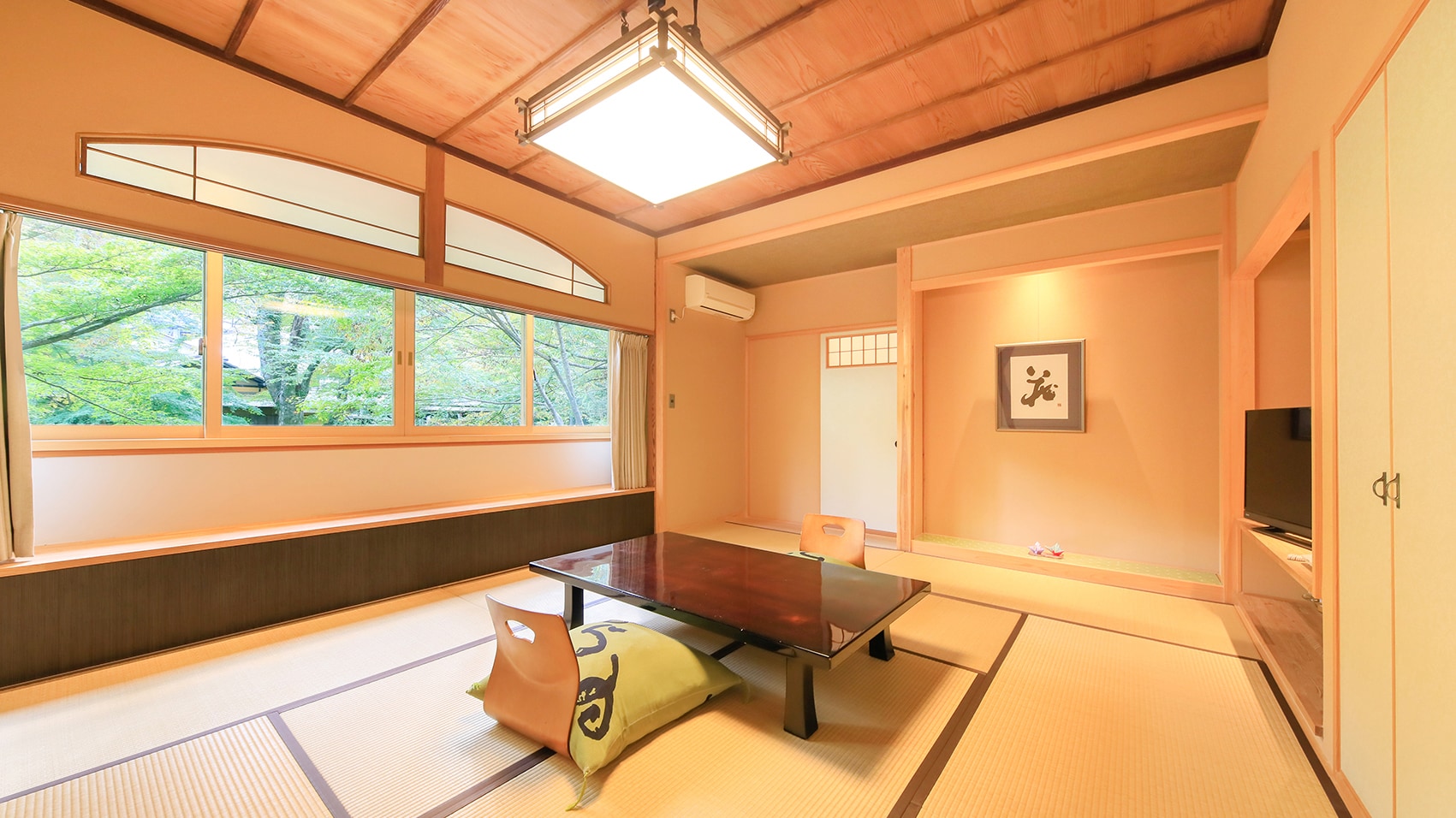 Standard guest room with indoor hot spring bath/Literary figures such as Takahama Kyoshi have stayed here.