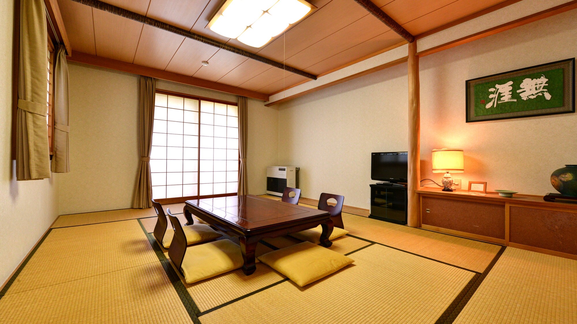*Japanese-style room with 13.5 tatami mats (example of a guest room) / Perfect for families and groups. A corner room with many windows.