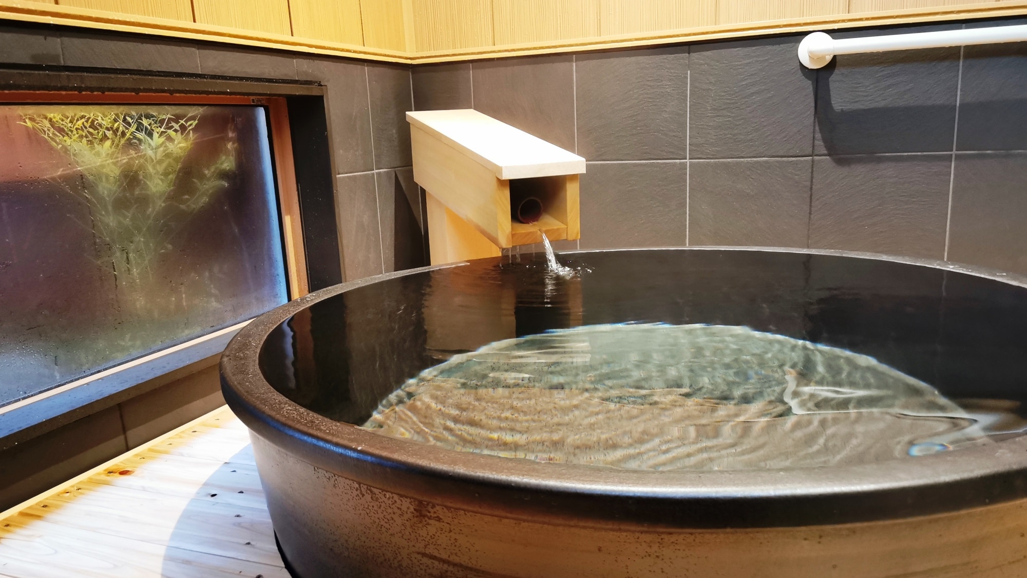 [Hot spring] Newly constructed private family bath (indoor bath) Enjoy the famous hot spring to your heart's content in a private space with the scent of wood...
