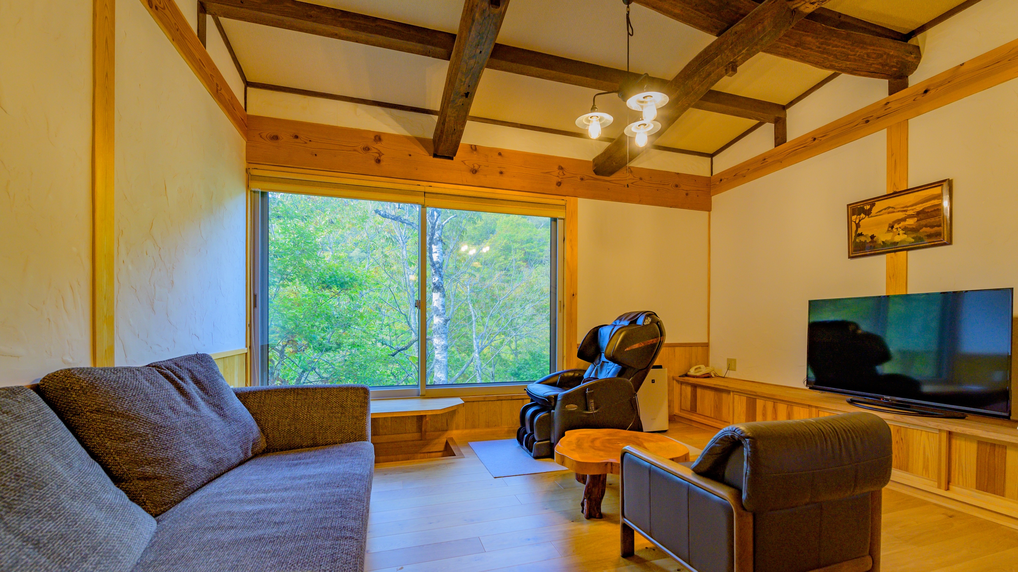 ■ Yamaboshi no Ma: A room with a mountain cottage style 12 tatami mats and an observation bath.