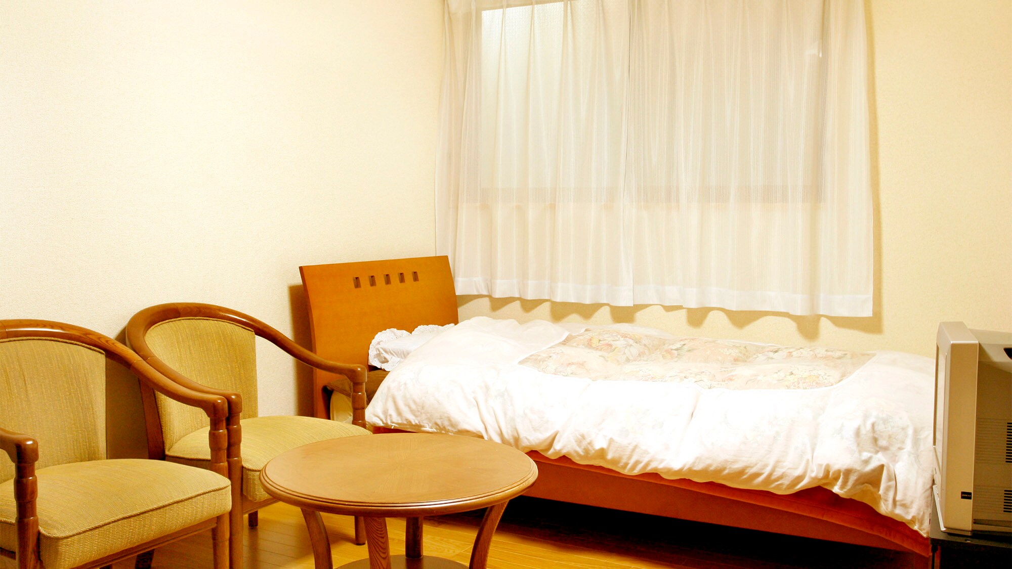 ・ [Western Room II] When staying for 2 people, the 2nd person will have a cot.