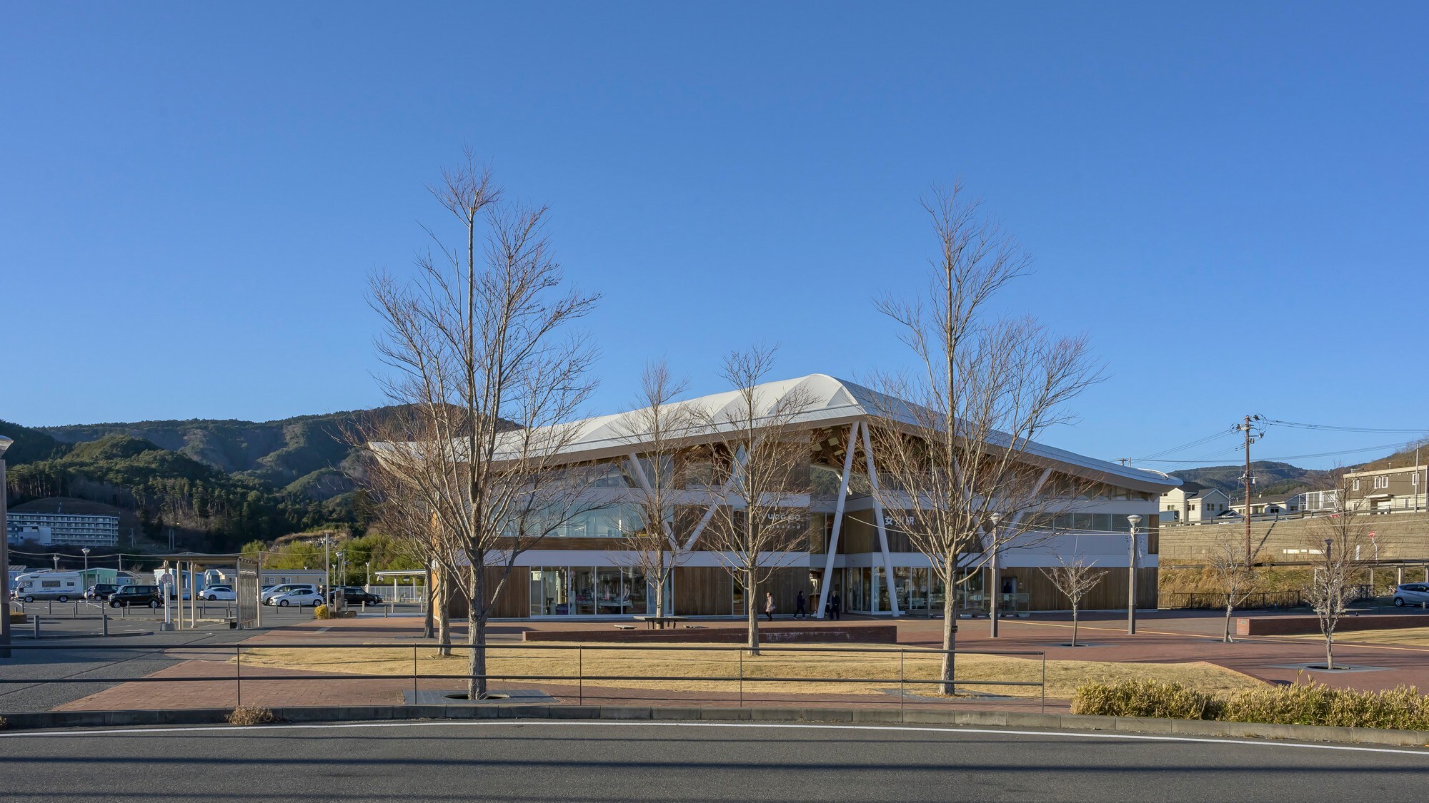 ☆ [Onagawa Station] It features a large roof that resembles the flapping wings of a black-tailed gull, the town bird of Onagawa.
