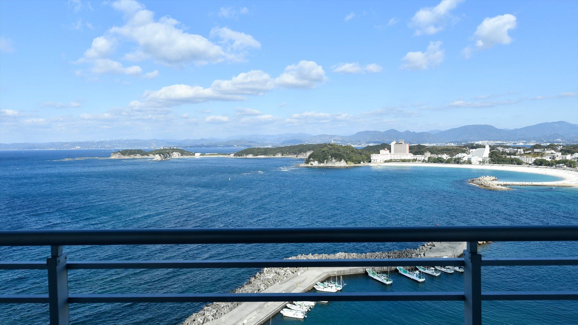 You can overlook Shirarahama from your room