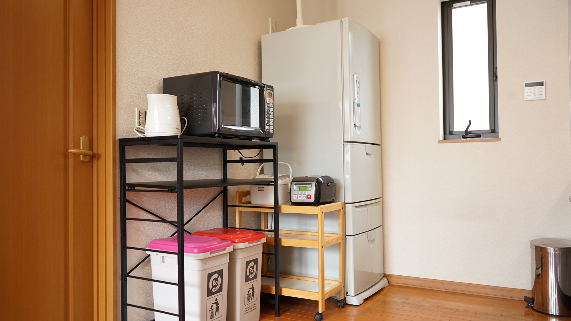・[Shared kitchen] Fully equipped with a large refrigerator, microwave, kettle, rice cooker, etc.