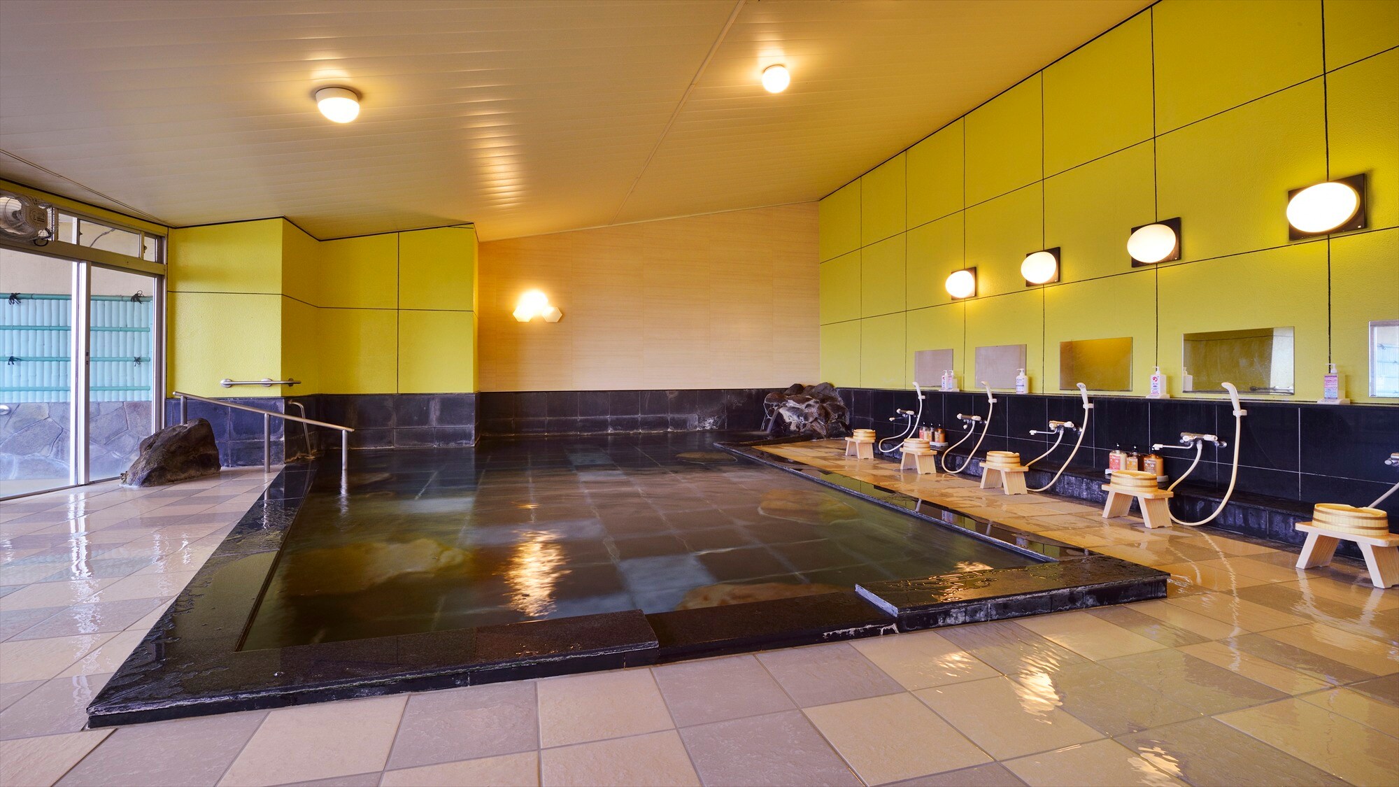 Miharashi no Yu: Enjoy a comfortable bathing experience with a well-equipped washing area and a spacious bathtub