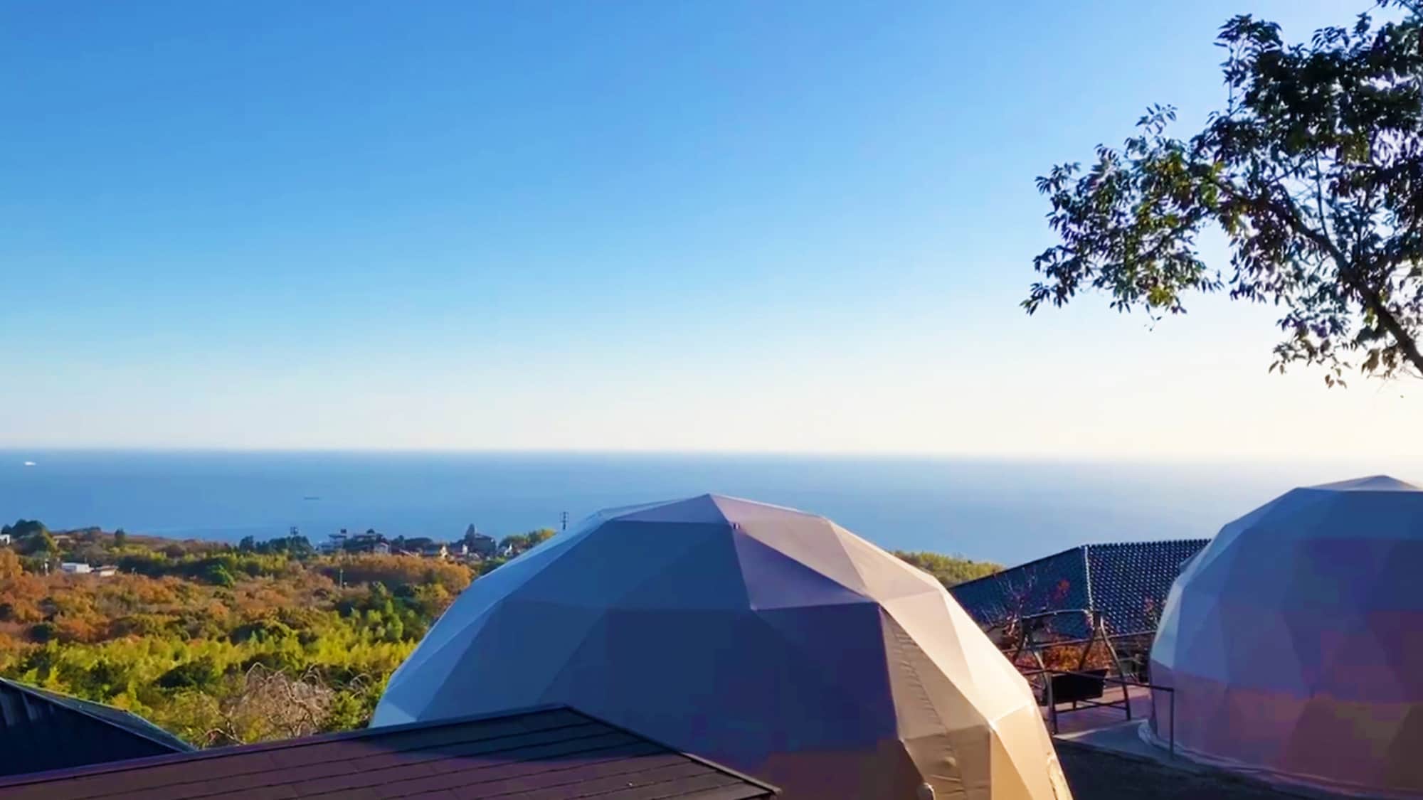 ・[Lều mái vòm] Thư giãn với tâm trạng sảng khoái khi nhìn ra đường chân trời.