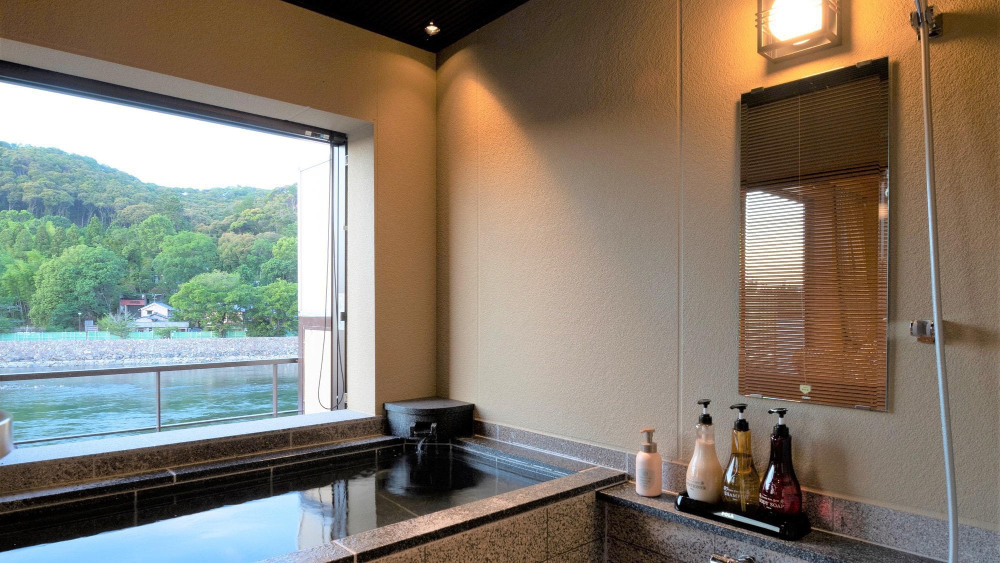 ห้องทวินลักชัวรีพร้อมอ่างอาบน้ำกึ่งเปิดโล่ง โคโช (ปลอดบุหรี่)