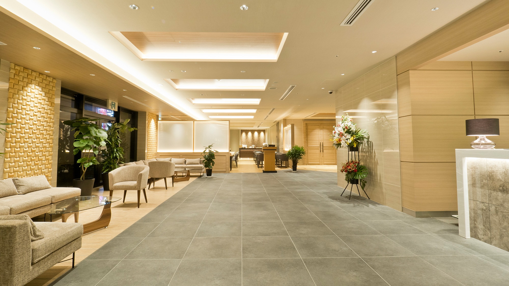 1st floor: Front desk and lobby