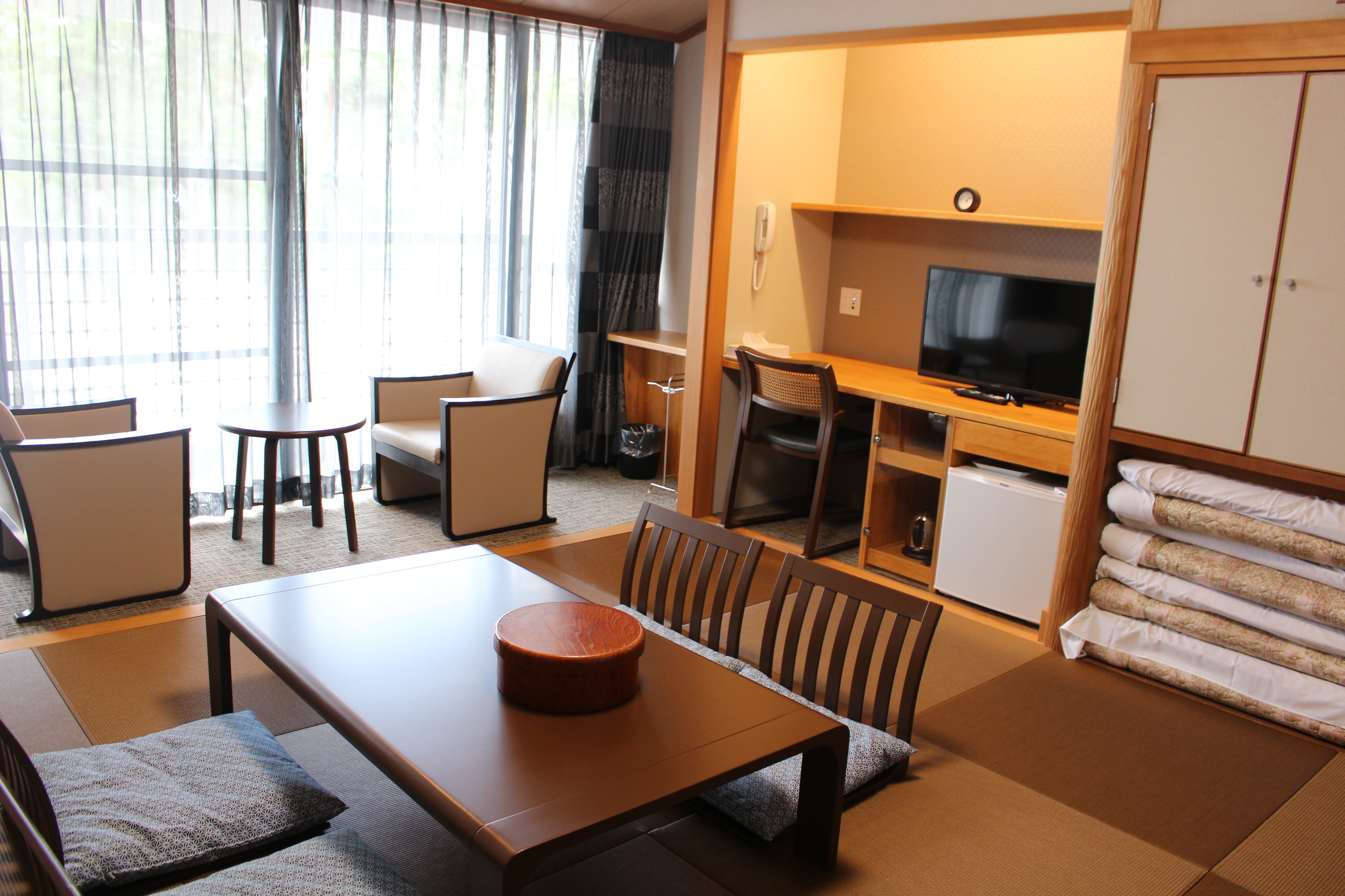Kamar 202: Kamar bergaya Jepang dengan 8 tikar tatami, dapat menampung 4 orang.