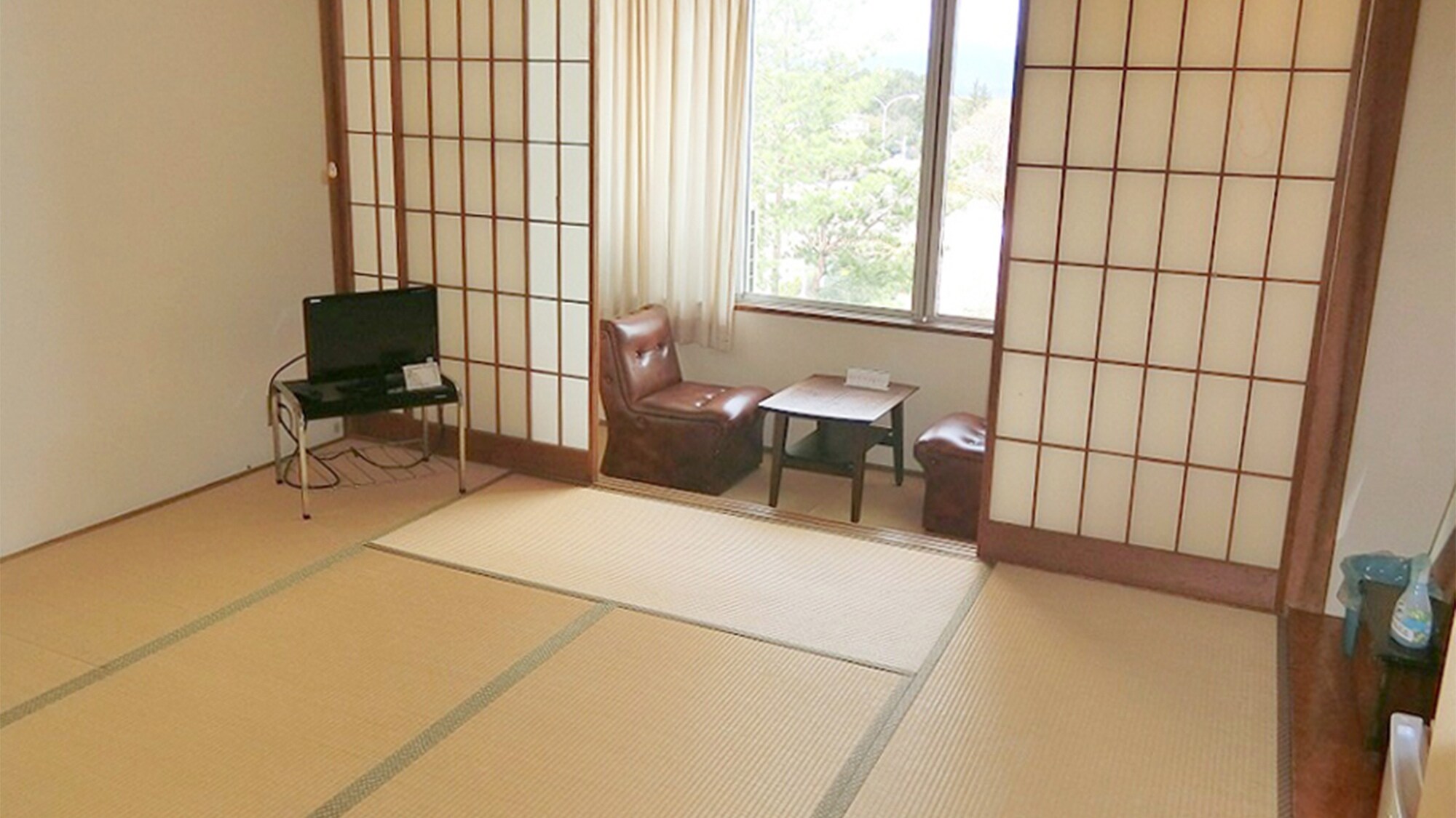 <Gambar kamar> Ruang tatami tempat Anda dapat meregangkan kaki dan berguling-guling.