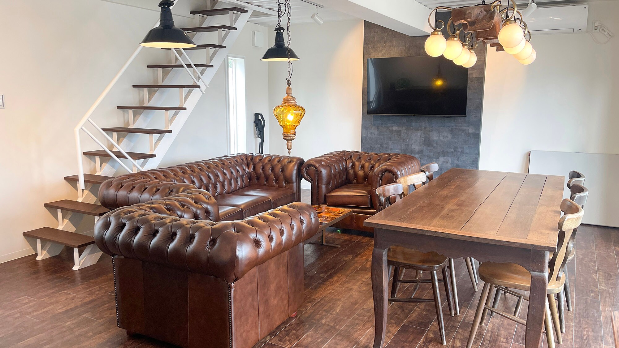 ・[Building A/Living and dining room] Enjoy watching the large screen TV on a luxurious sofa