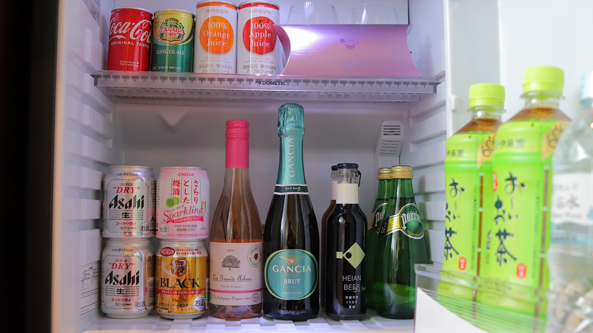 沐浴後免費迷你吧提供14種氣泡酒、啤酒、軟性飲料等