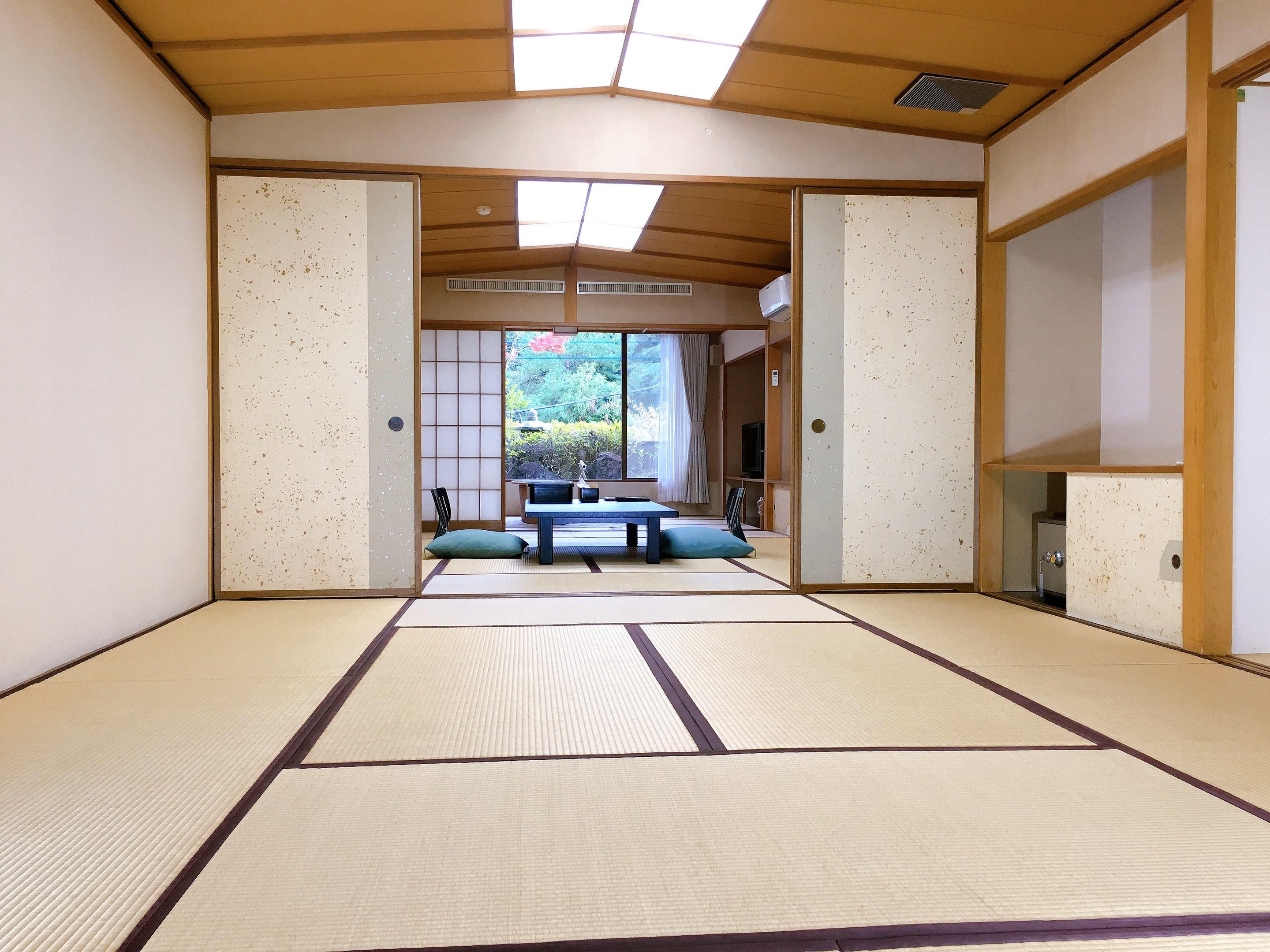 Kamar 206 (Hagoromo) Kamar khusus 20 tatami (10 tikar tatami di ruang utama + 10 tikar tatami di ruang sebelah + beranda)