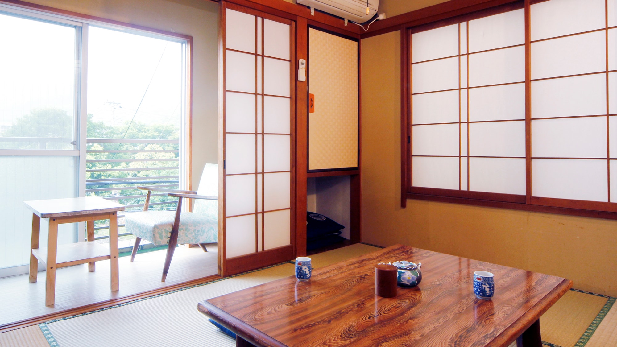 A bright 6 tatami Japanese-style room facing the mountain with a wide veranda.