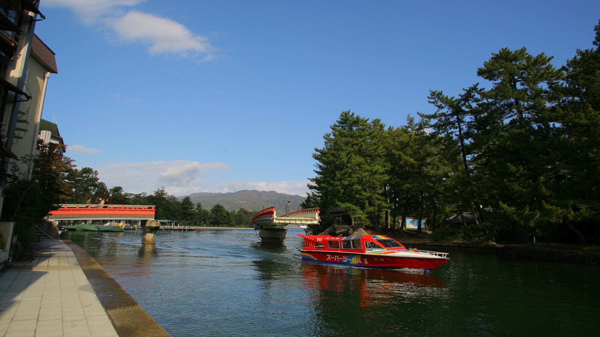 Một con kênh băng qua Amanohashidate