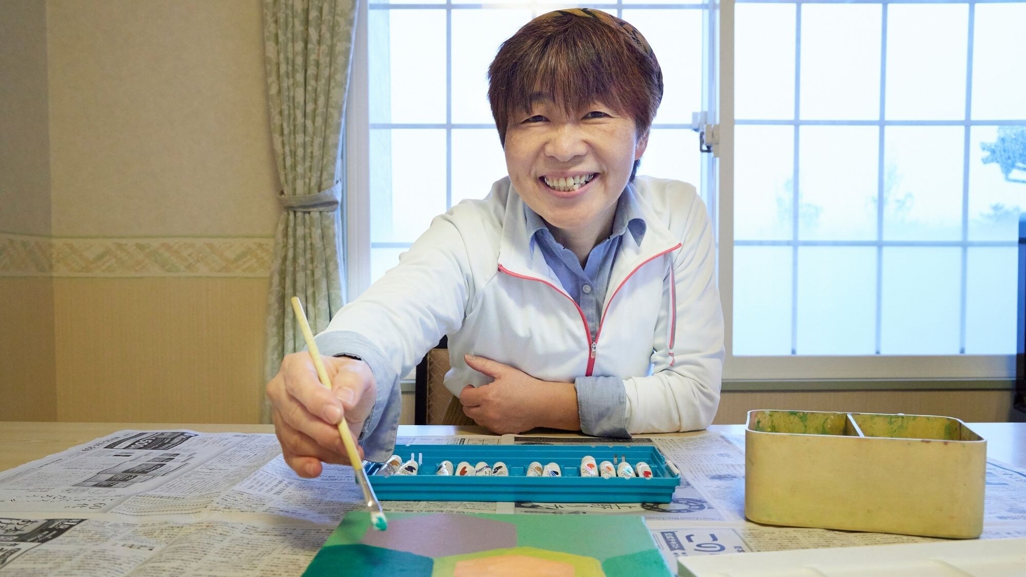 The female artist giving advice on painting