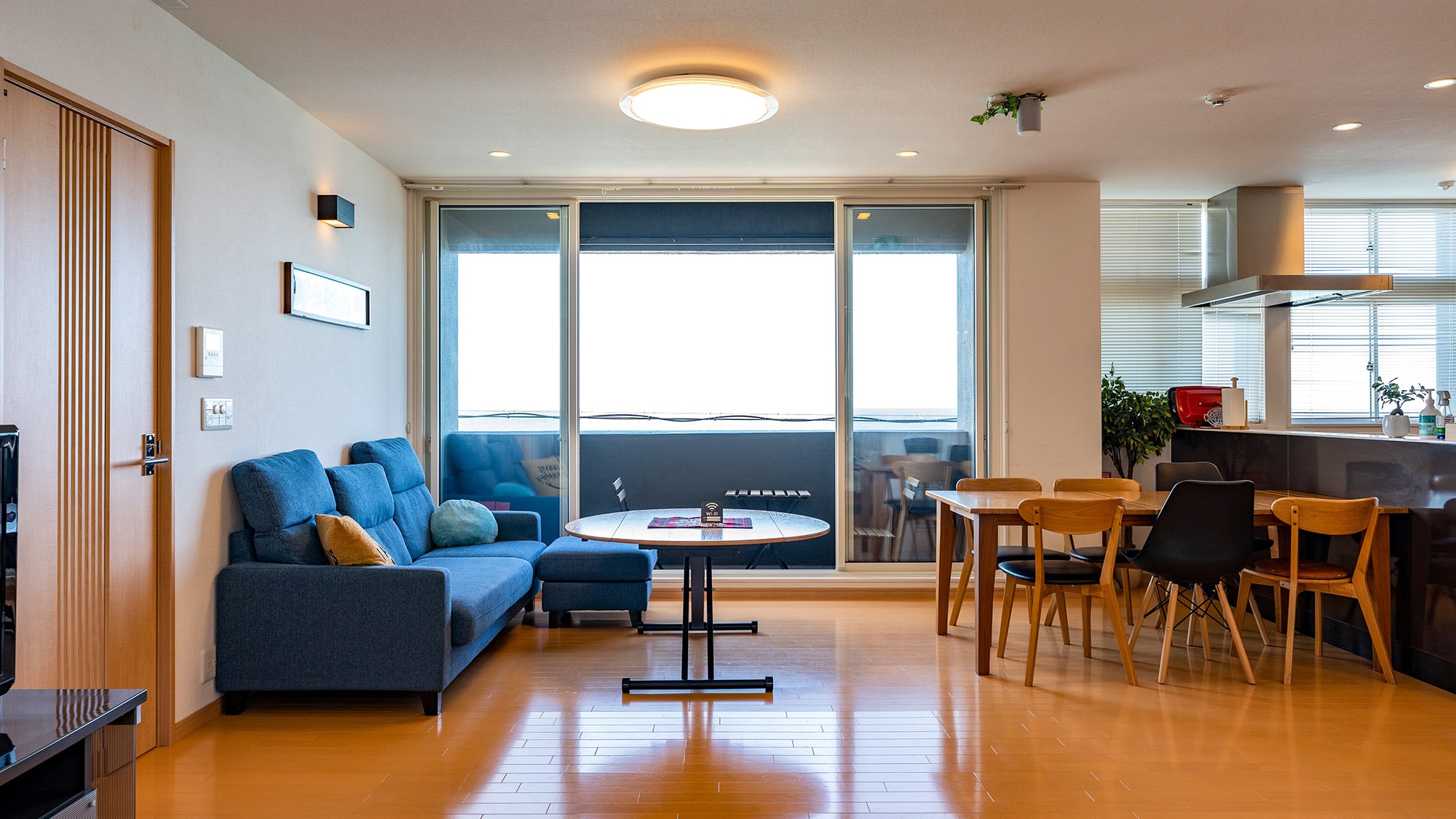・[Living room] <2nd floor> The spacious living room is perfect for relaxing.