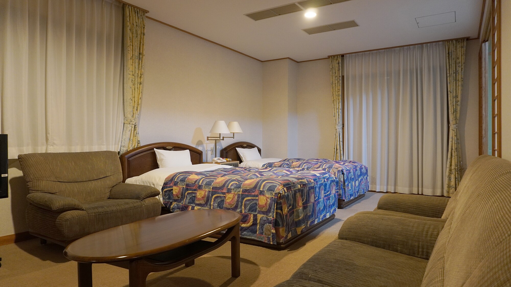 [Japanese and Western rooms] This is a spacious room, so how about using it with your family?