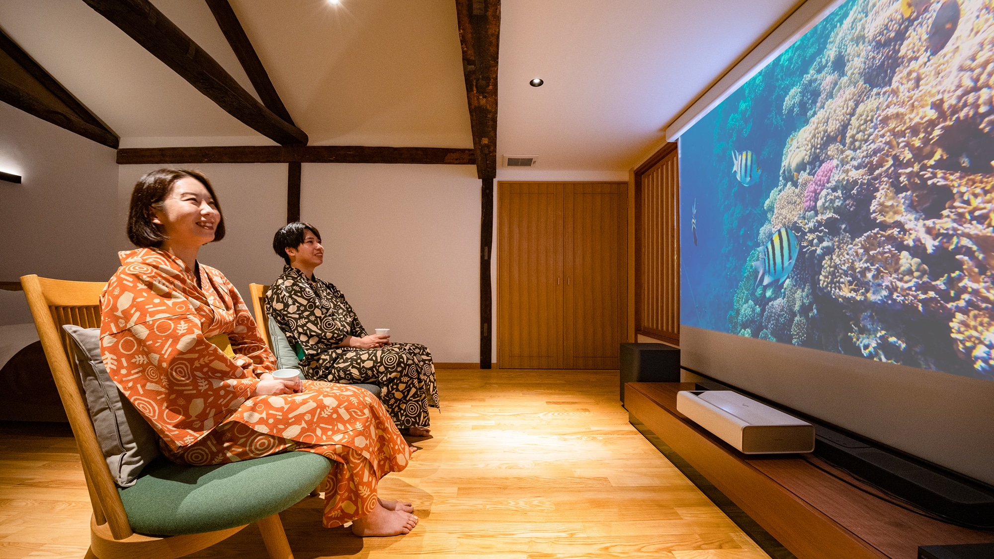 [Theater Room] After enjoying the hot springs and craft beer, relax while watching your favorite movie. (Example)