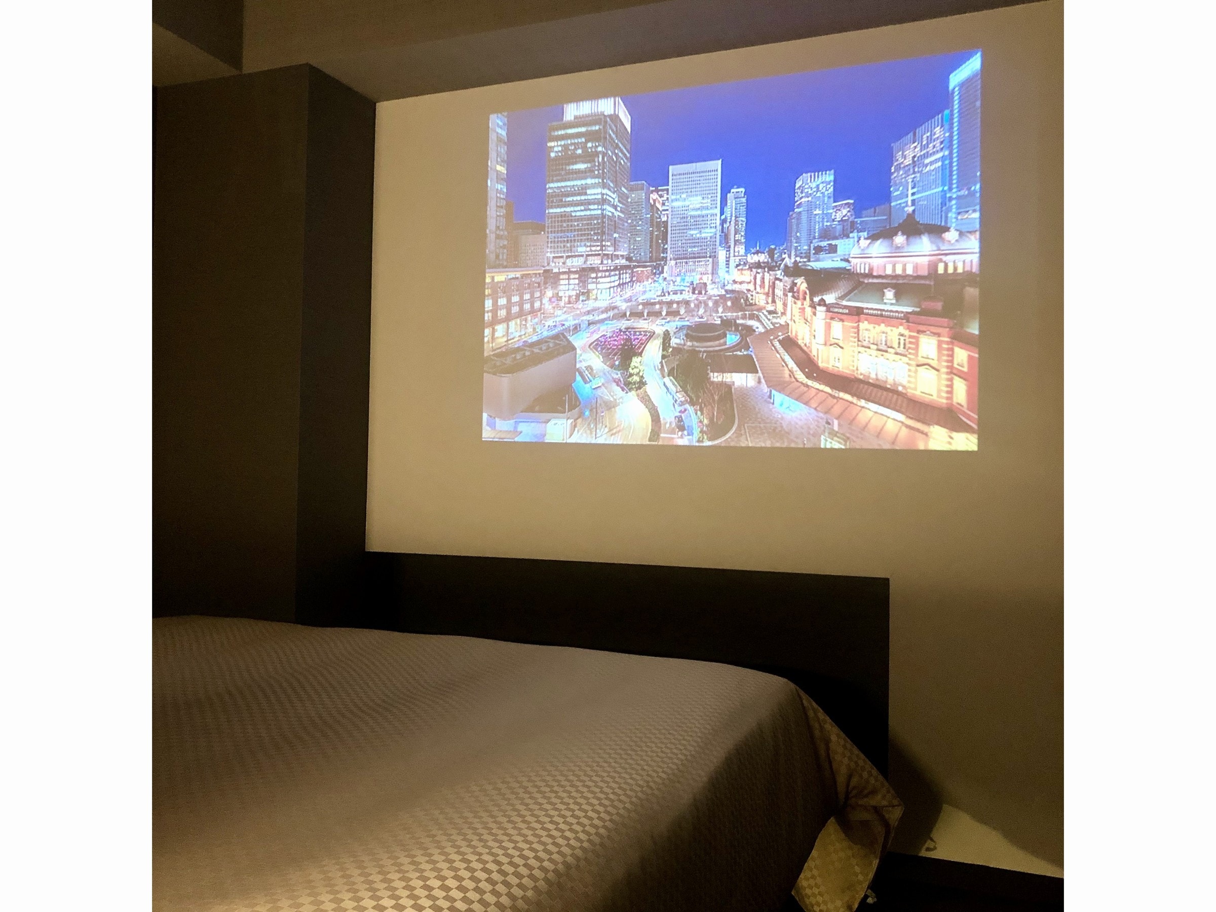 這是房間投影投影機的一個範例。