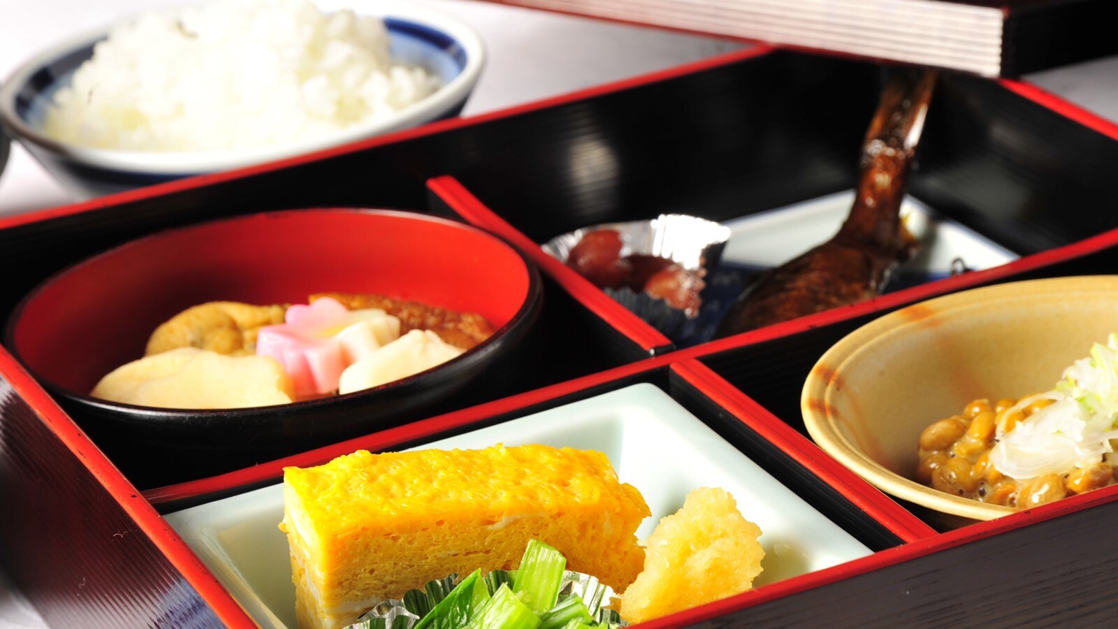 *早餐示例：日式套餐，包括蓬松的米饭和温热的味噌汤