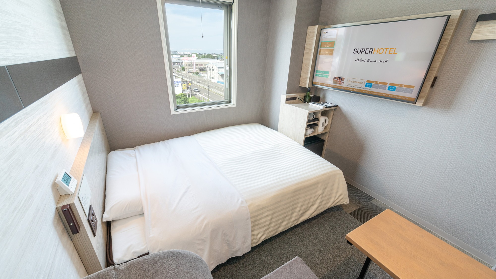 You can relax in the spacious bed.