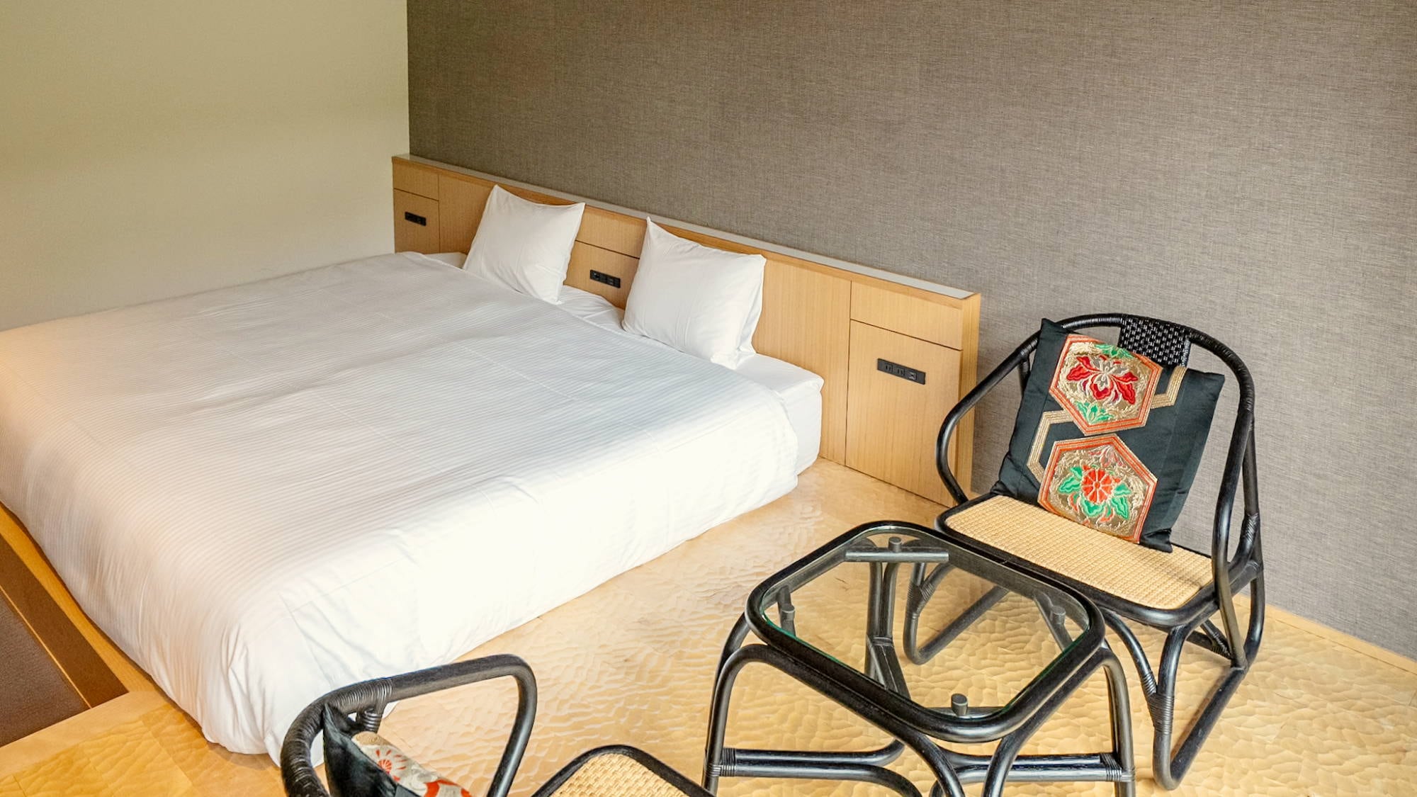 [Example of a Western-style room with a reclining bath] We offer a reclining bath where you can relax and soak in the hot springs.