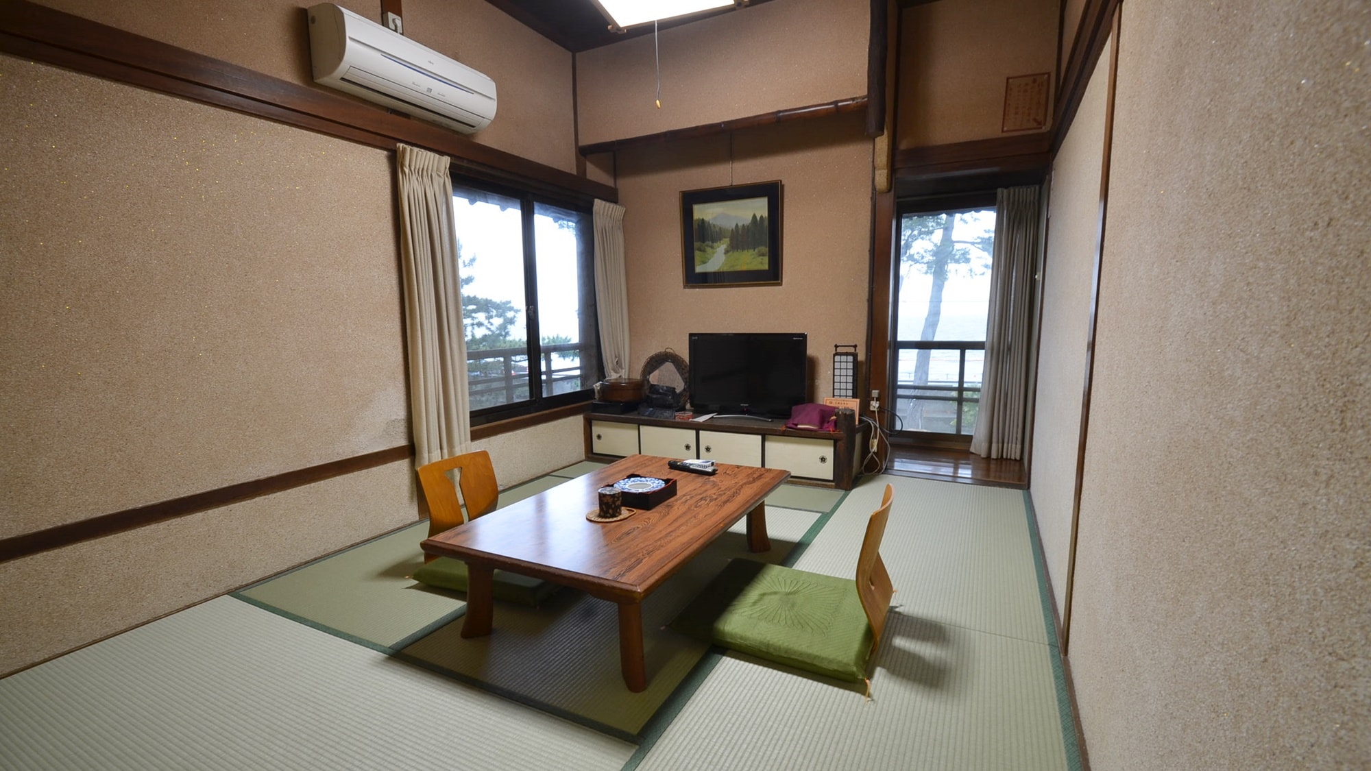 [Main building: 2nd floor ocean-facing Japanese-style room (example)] From the window facing the sea, you can see the tall pine trees and a panoramic view of Ise Bay.