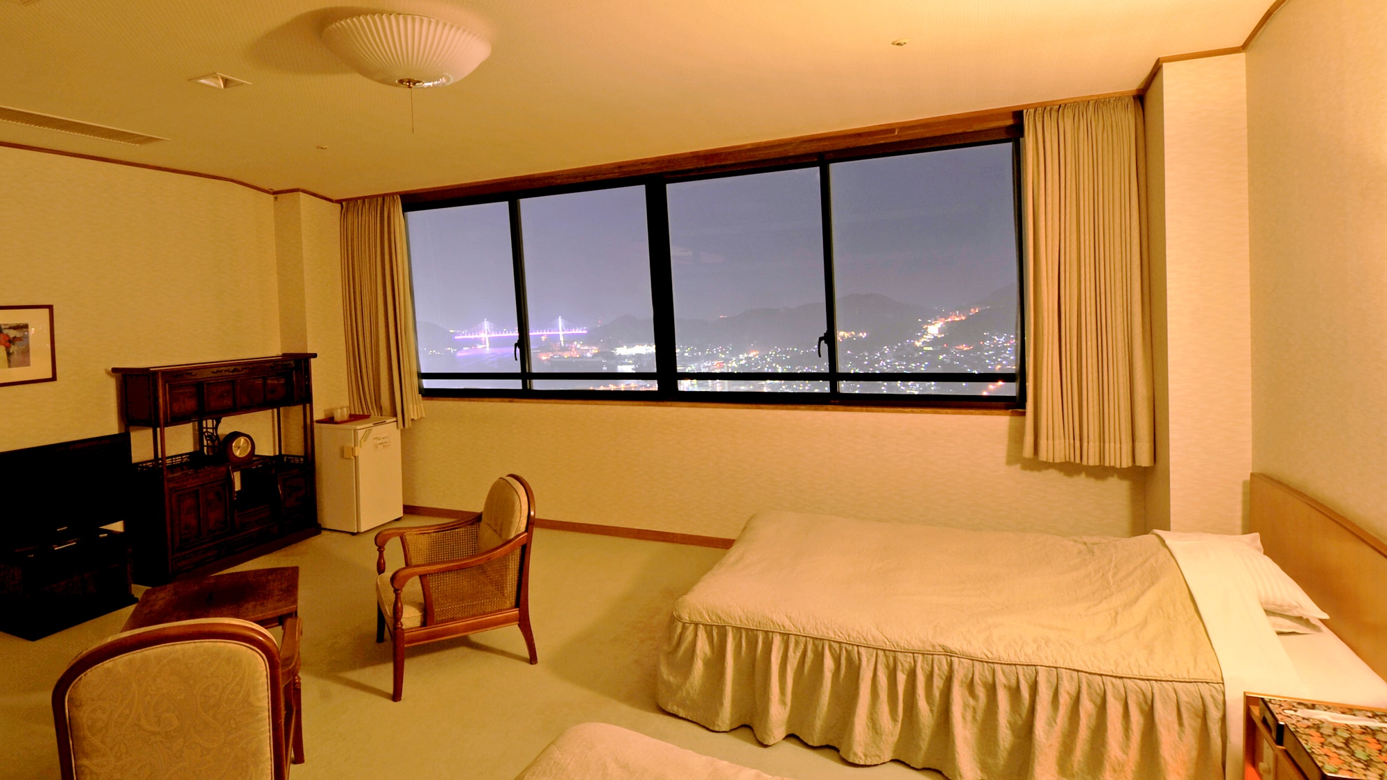 ◆ A Japanese-Western style room with a full window view of the night view. 10 tatami + twin bed type