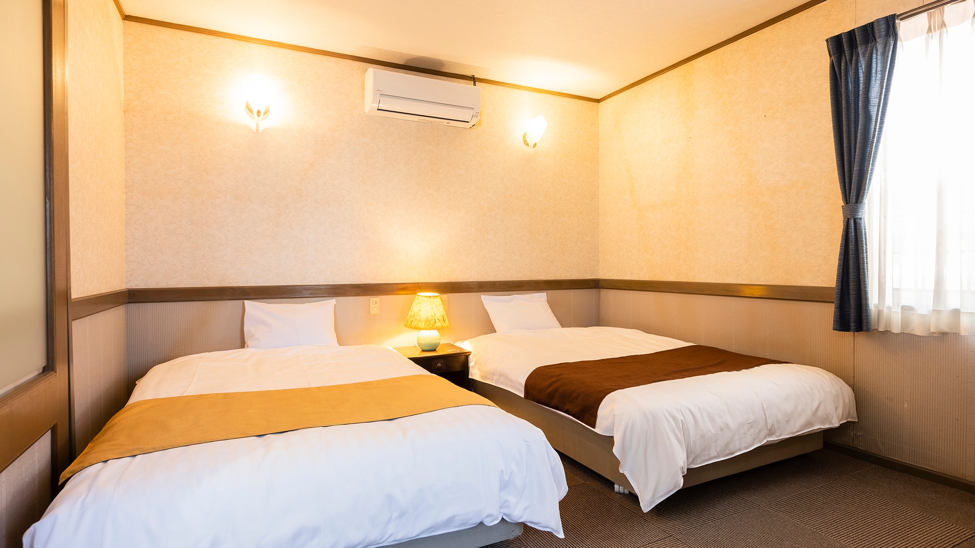 【标准双床房】单人床/37平方米（带淋浴） 以白色为基调的简约装潢。