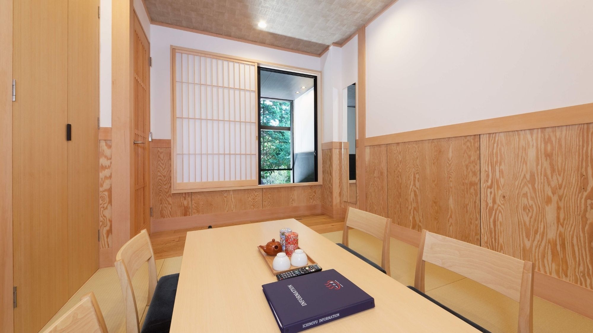 Kamar bergaya Jepang dengan pemandian terbuka di bangunan utama (contoh)