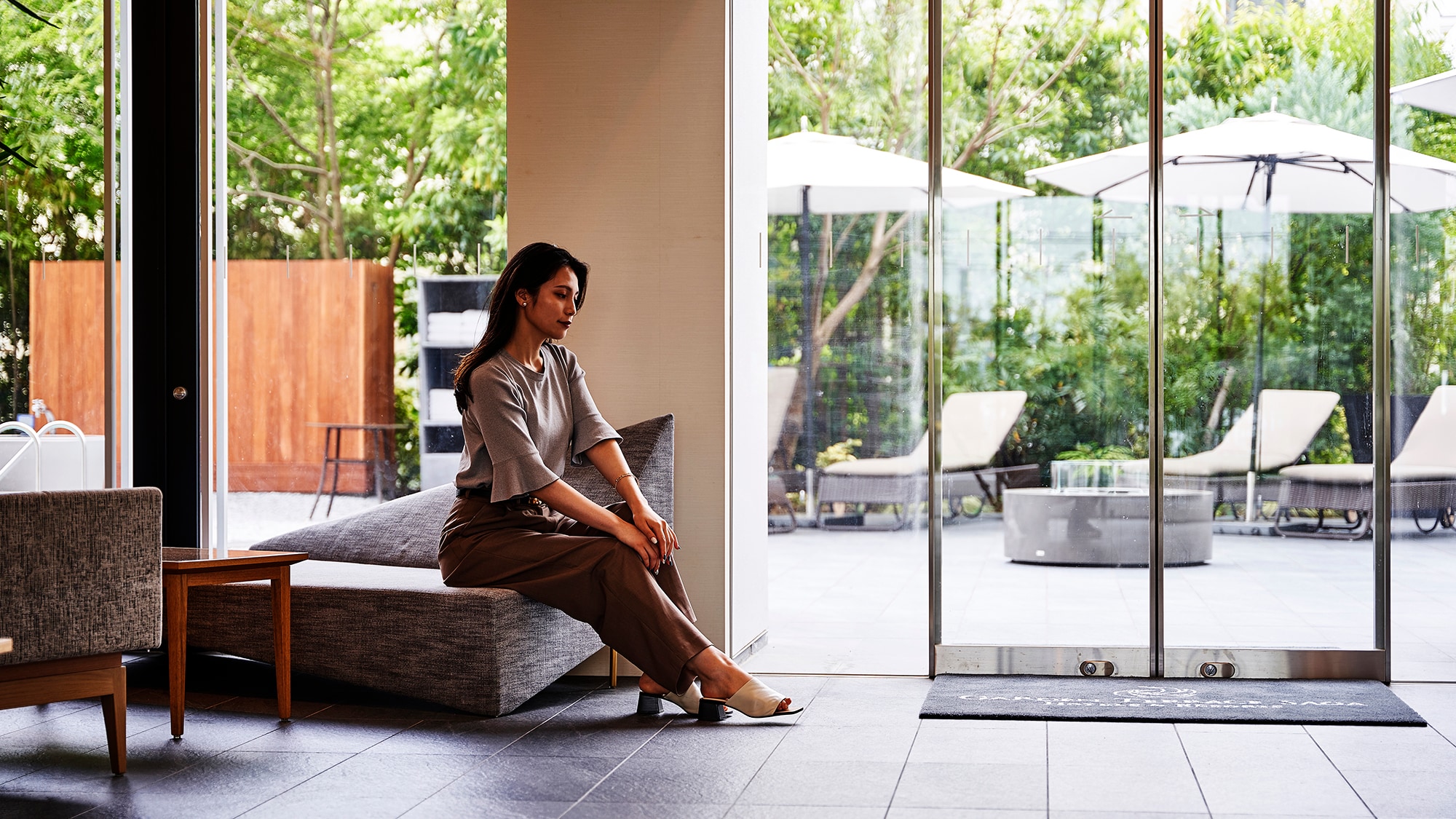 ผ่อนคลายในเลานจ์ของเราที่มีบรรยากาศอันเงียบสงบและทิวทัศน์อันสวยงาม และลืมความวุ่นวายของเมืองไปได้เลย