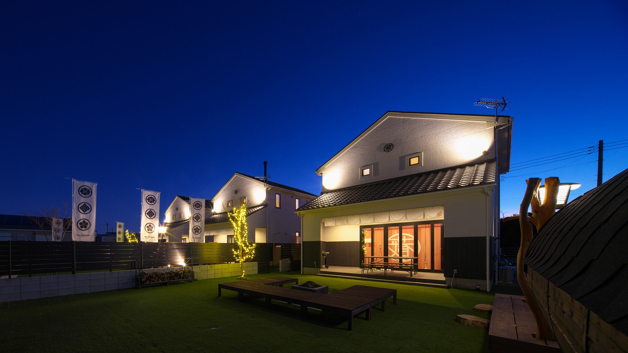 [Exterior] Each villa can accommodate up to 8 people, making it a spacious and relaxing rental property.