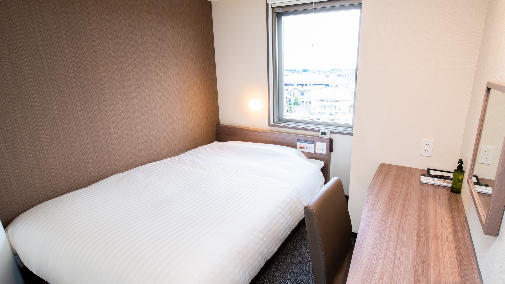 A 150cm wide bed and a mattress with just the right amount of firmness will ensure you a good night's sleep.