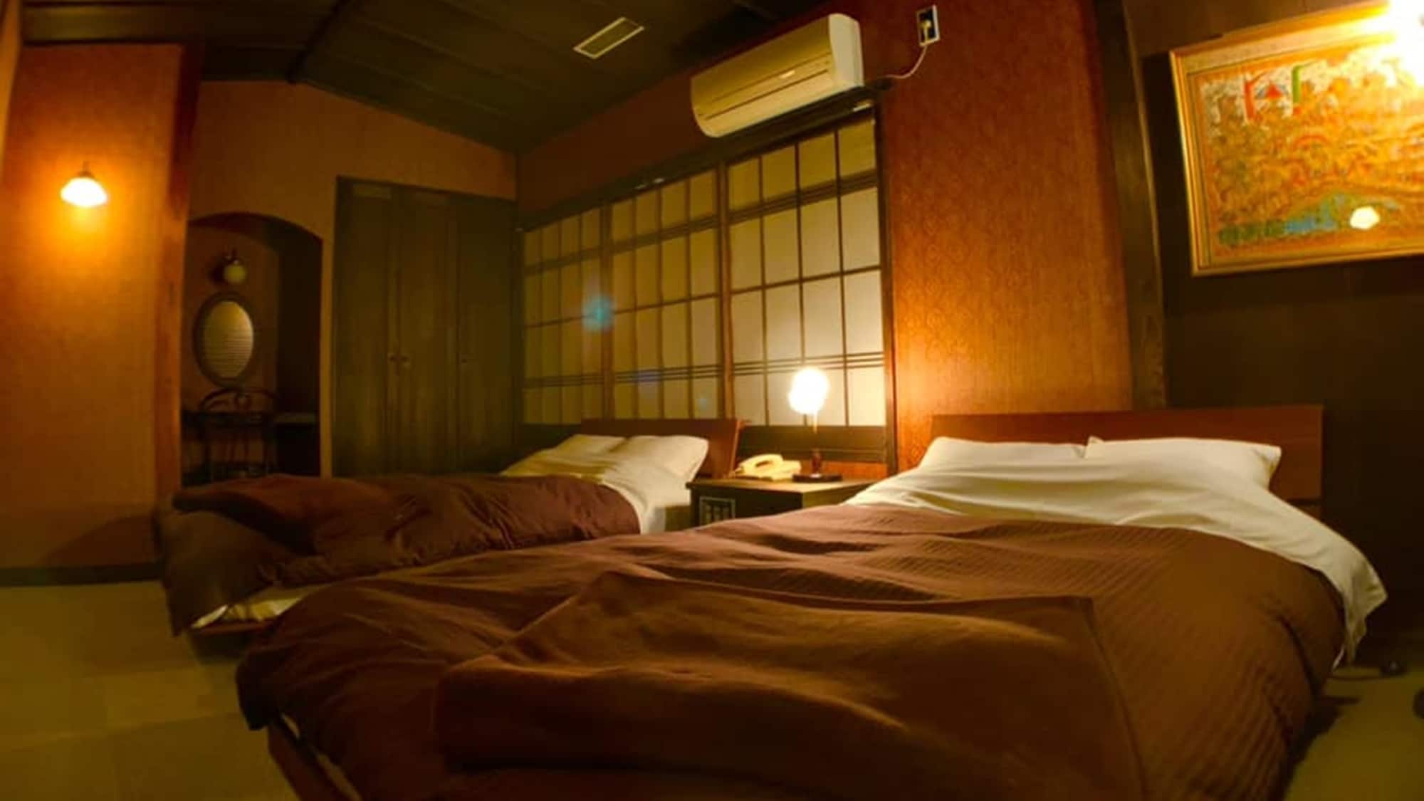 * Genroku (Japanese-style room + Western-style twin bed)
