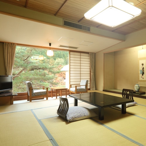 [Large and spacious Japanese-style room 13.5 tatami mats] A relaxing room with a view of the Kinugawa River