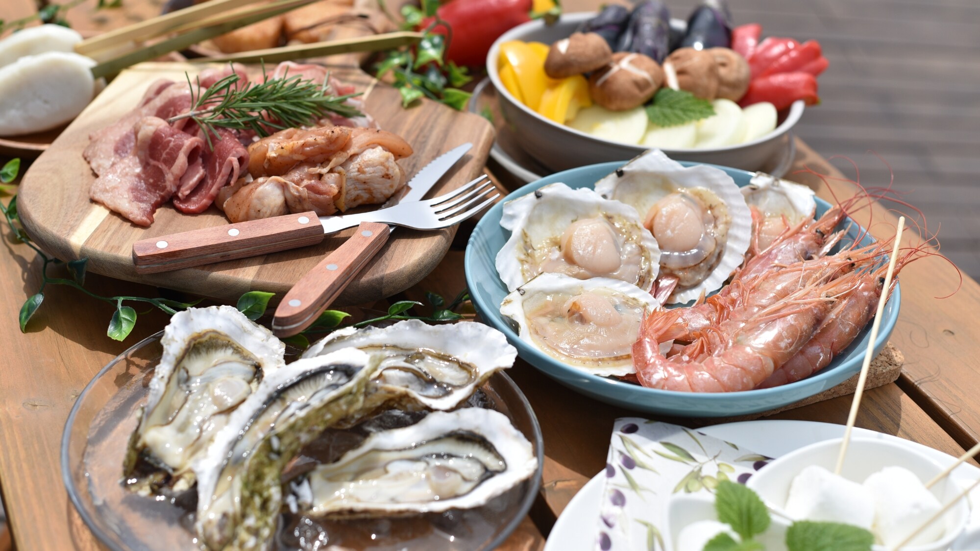 お肉に海鮮、ご当地食材にスモアキット、充実の食材で贅沢にBBQ！