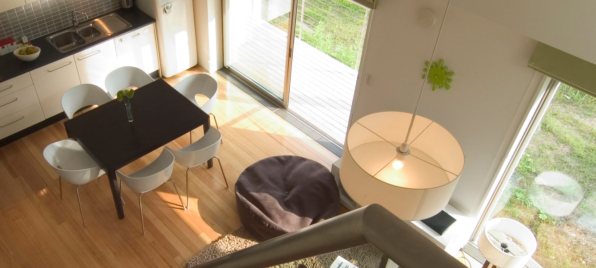 The clean and warm interior provides a relaxing atmosphere.