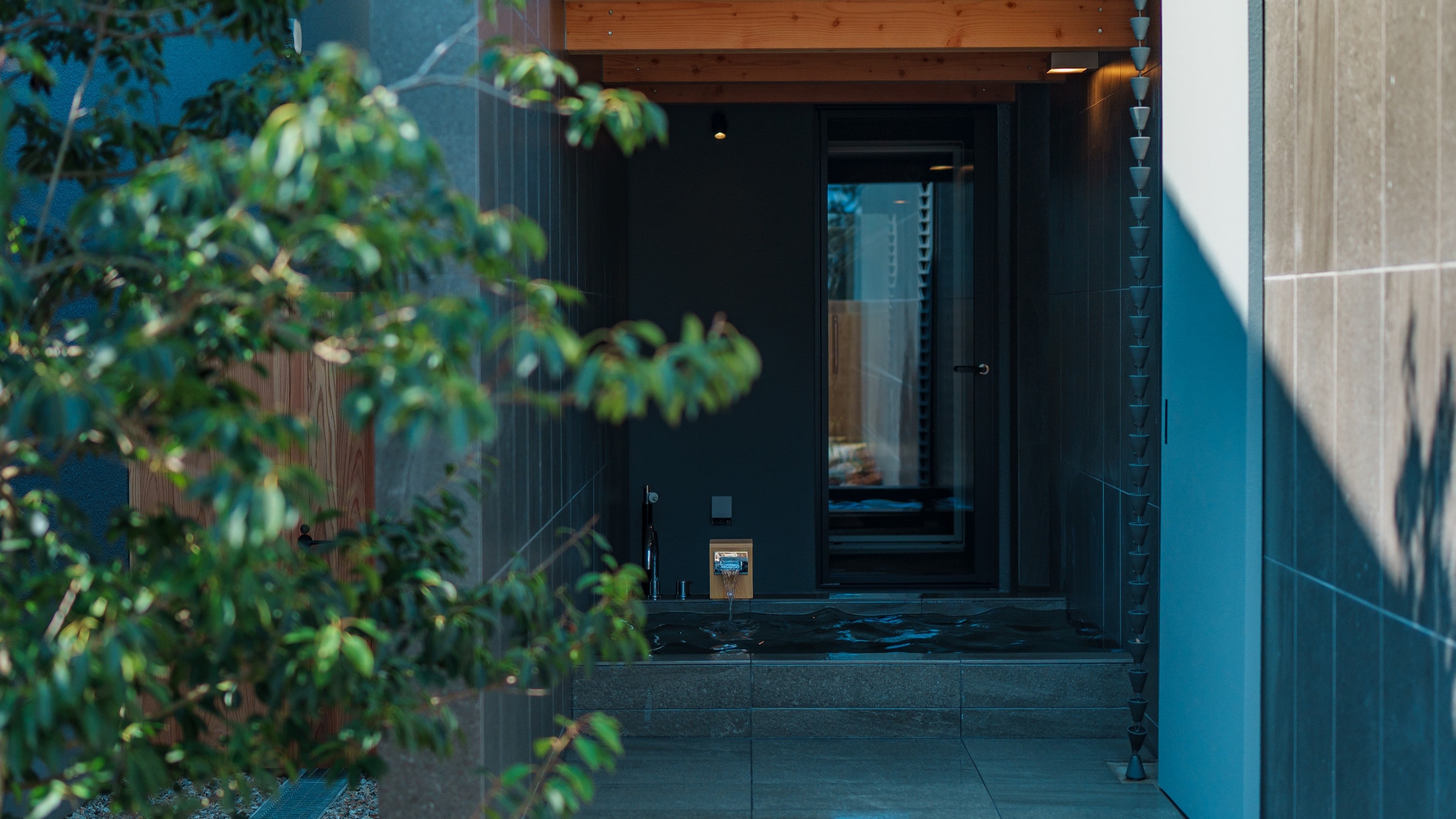 [dawn] Relax in the open-air bath.