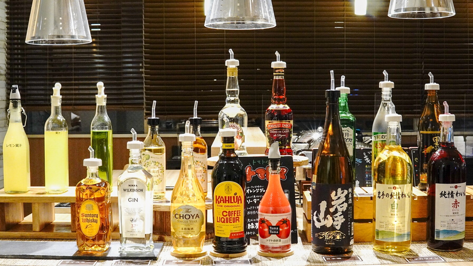 A complimentary welcome bar with a wide variety of drinks *The types of alcohol may be subject to change.